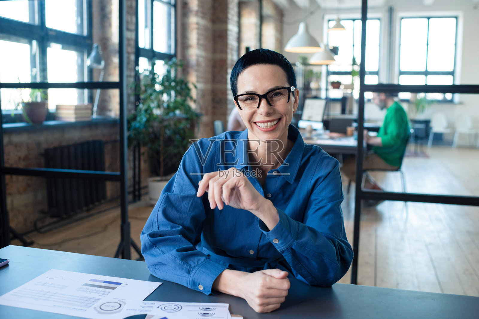 成功的女商人坐在办公室里照片摄影图片