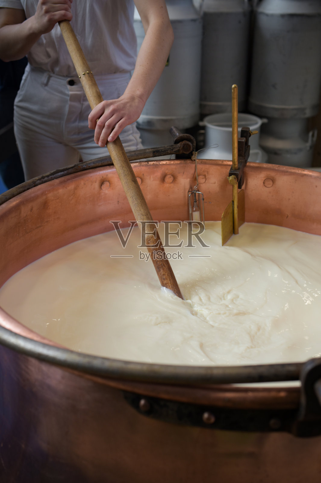 一锅牛奶正在奶酪车间加热的景象照片摄影图片