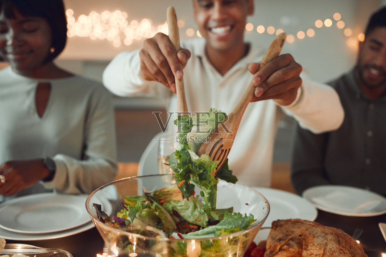 商业朋友在里面享受社交聚会的镜头照片摄影图片