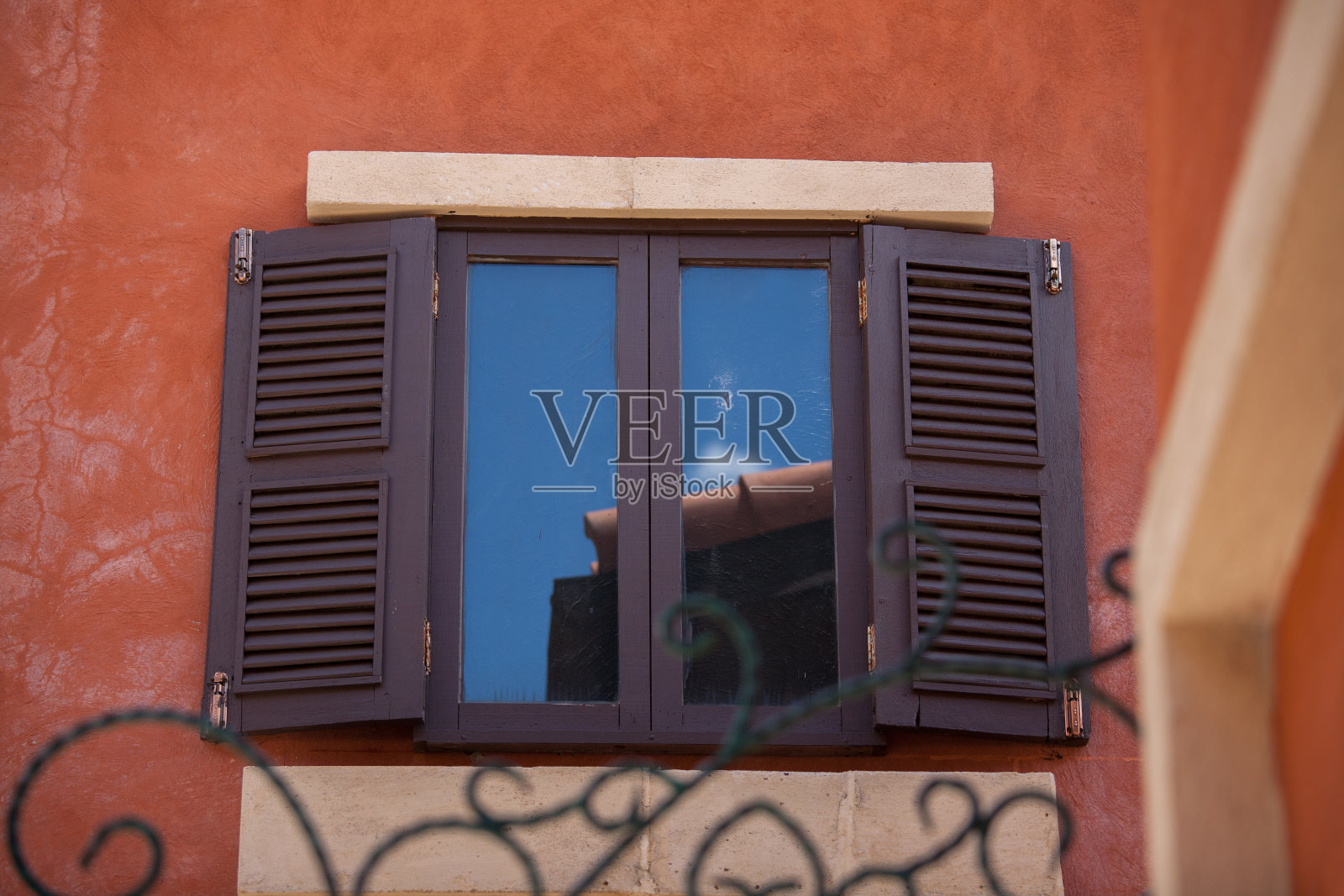 带百叶窗的旧木窗照片摄影图片