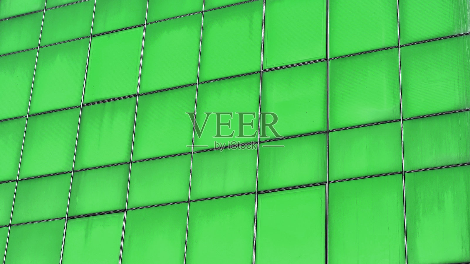 摘要建筑的玻璃幕墙背景为绿色,旧建筑。抽象的建筑背景。windows上的反映。玻璃建筑背景的细节。照片摄影图片