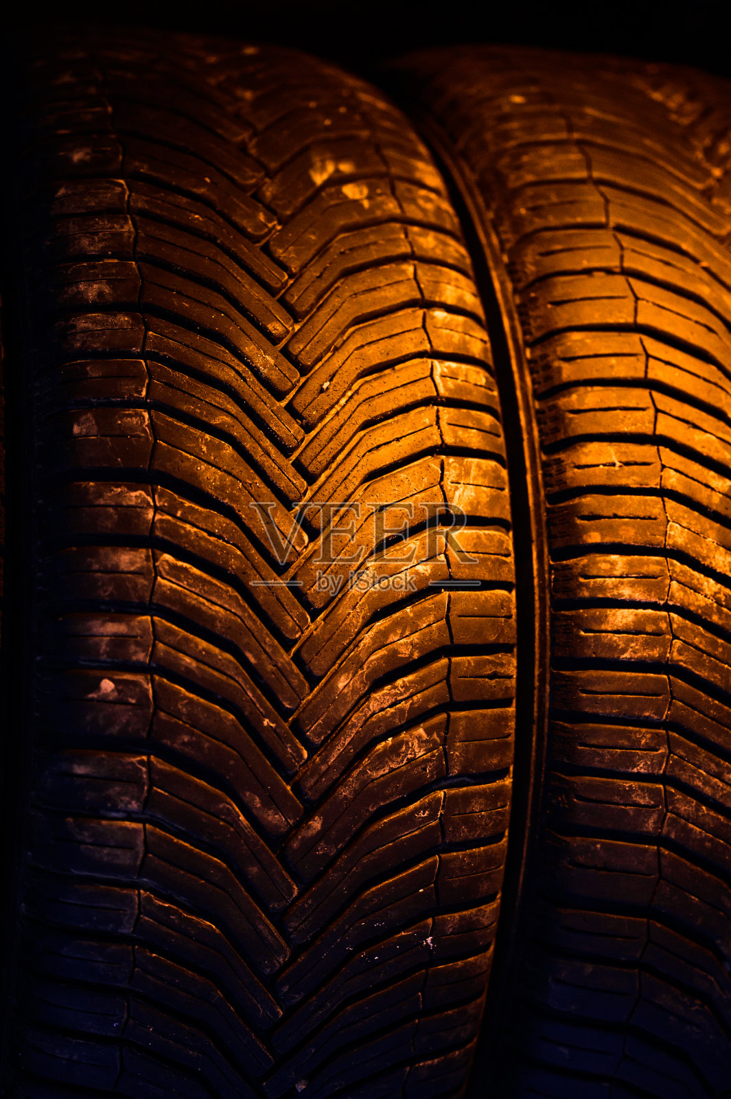 在汽车的后备箱里装了一套四季轮胎。照片摄影图片