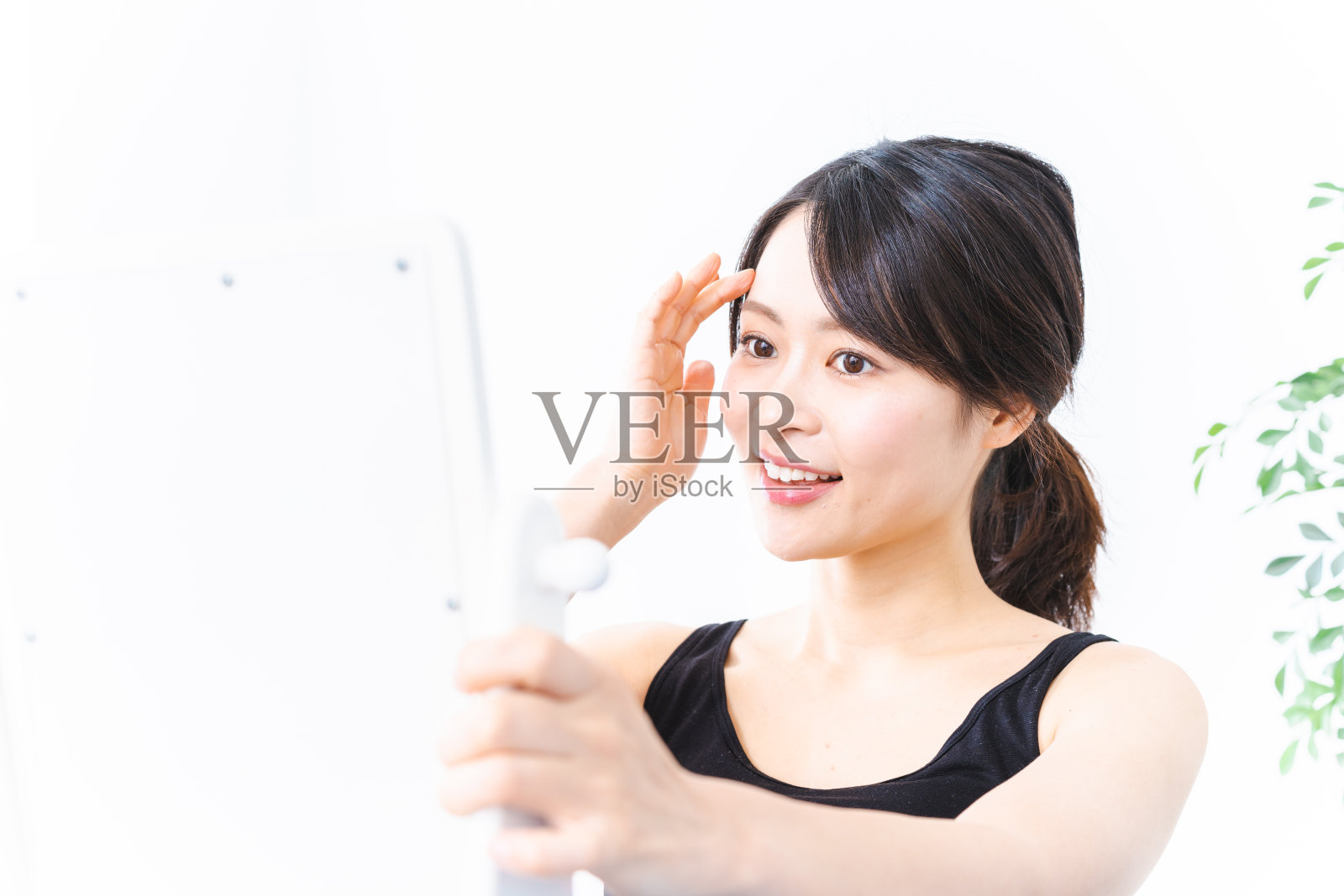 年轻女子在保养她的皮肤照片摄影图片