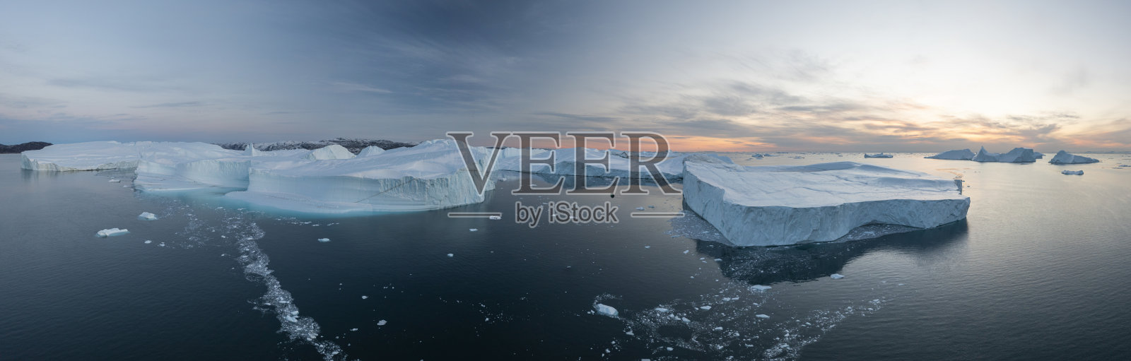 从鸟瞰图上可以看到漂浮的巨大冰山照片摄影图片