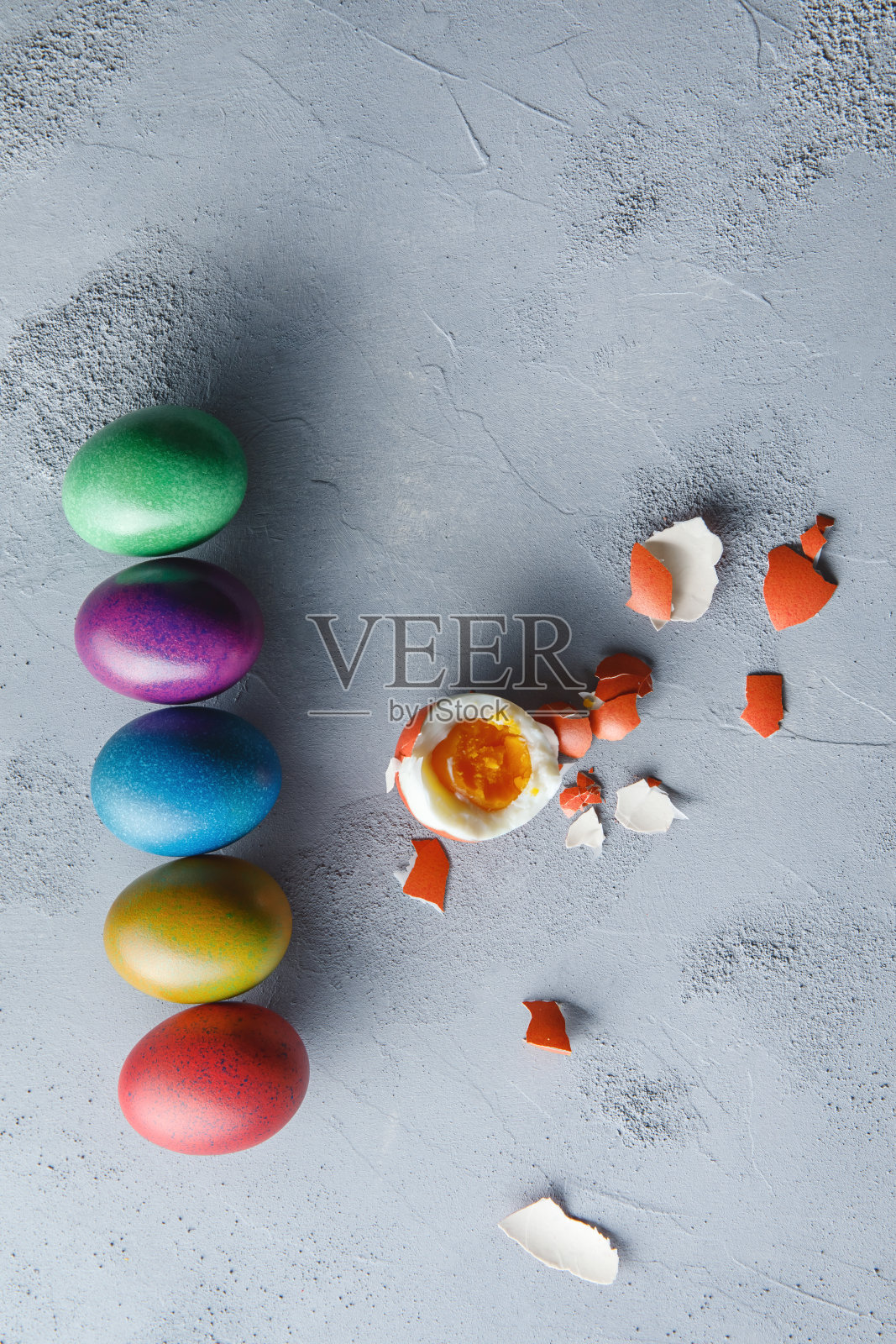 灰色背景上的复活节彩蛋照片摄影图片
