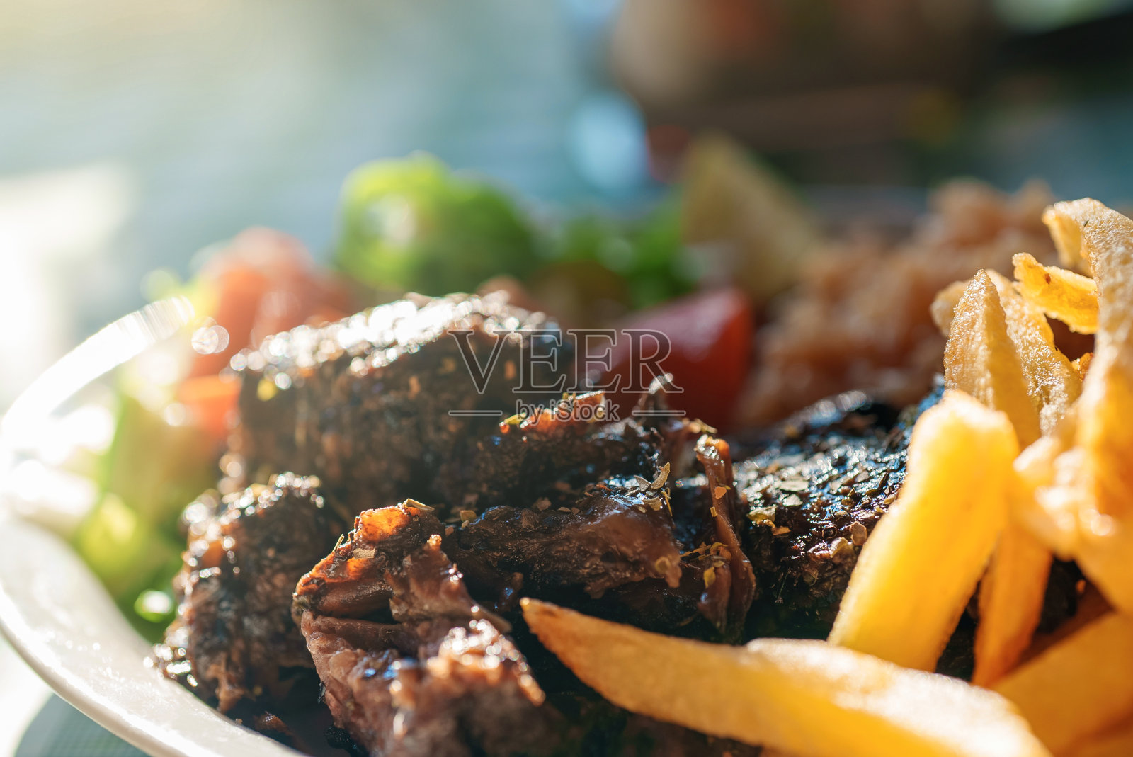 传统的希腊牛肉斯蒂法多配米饭和炸薯条。照片摄影图片