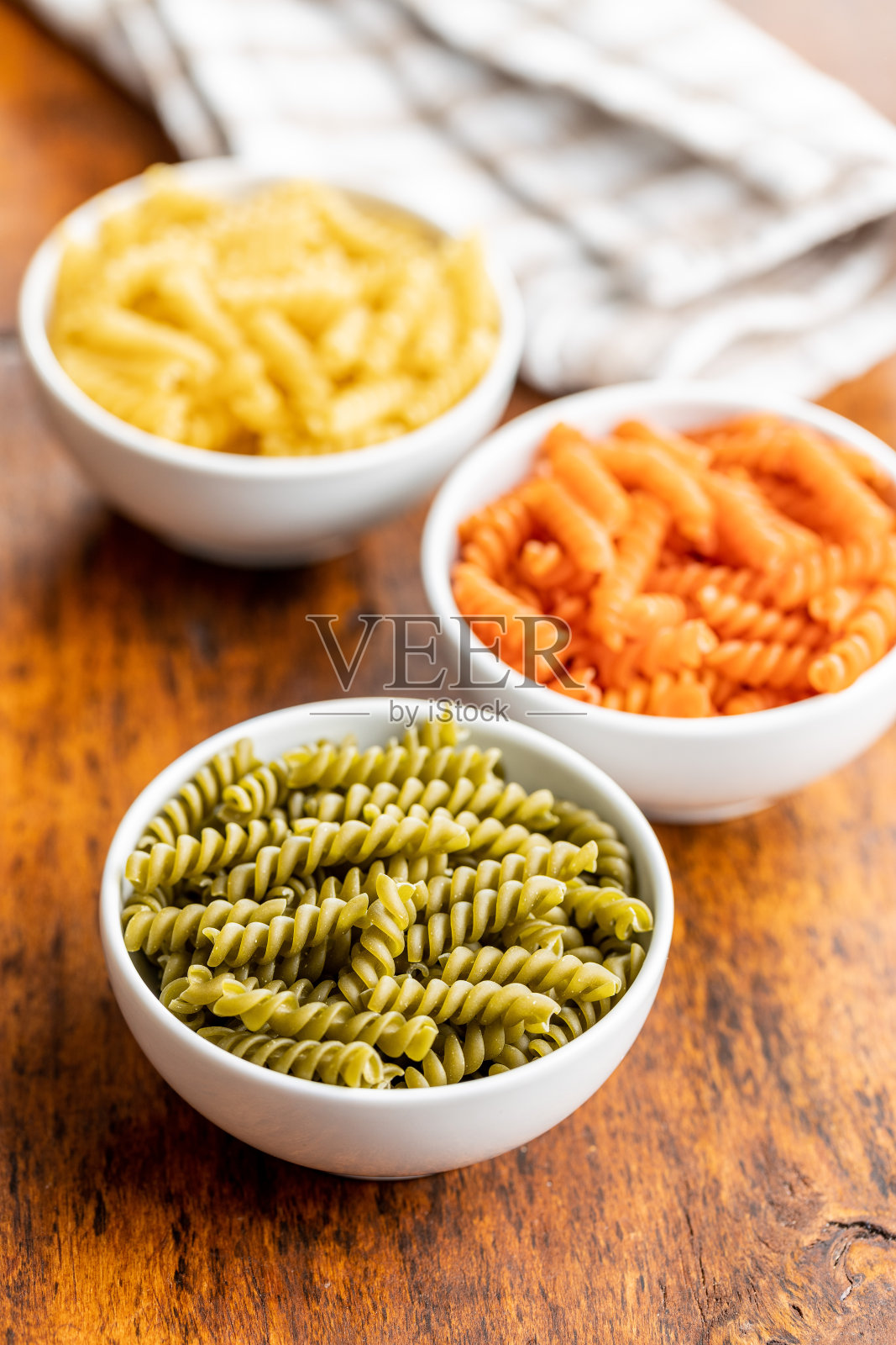 三色通心粉。彩色意大利生意面。照片摄影图片