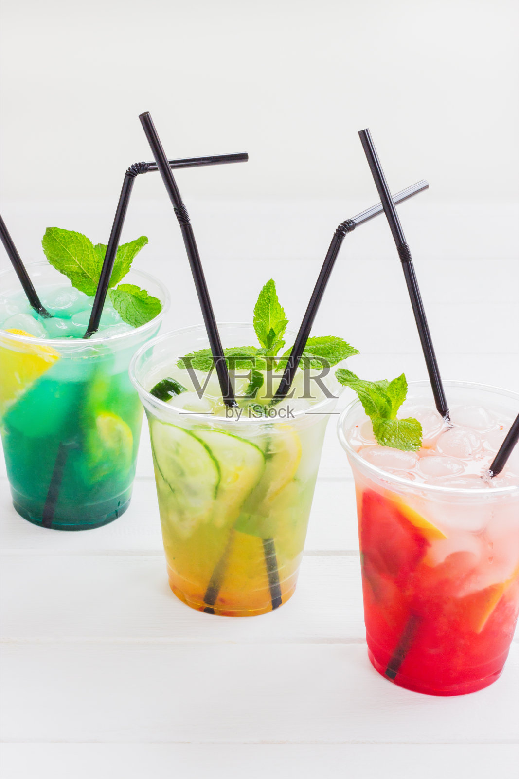 夏季柠檬水组塑料杯冰白色背景照片摄影图片