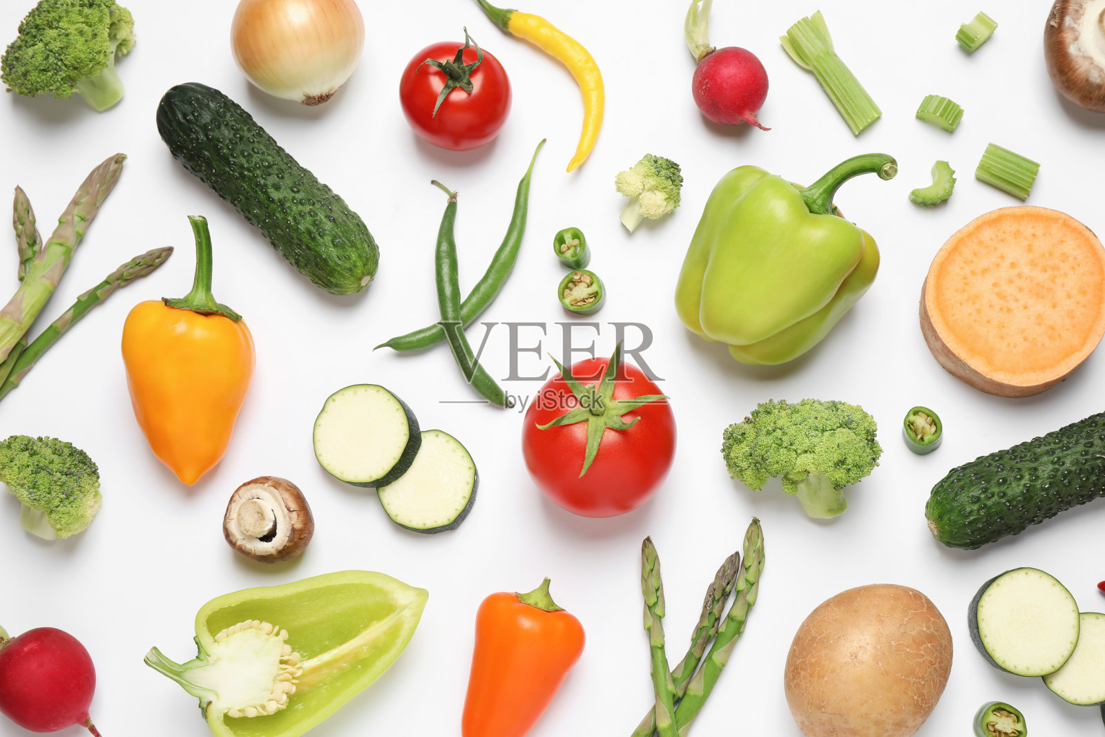 在白色的背景上与新鲜的蔬菜平躺组成照片摄影图片