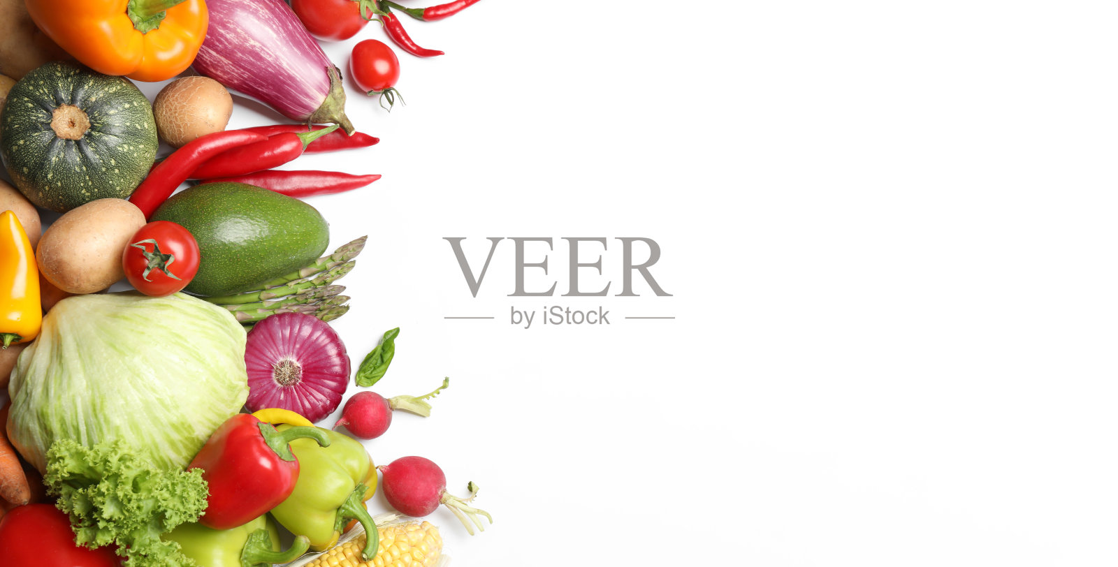 在白色的背景上与新鲜的蔬菜平躺组成。空间的文本照片摄影图片