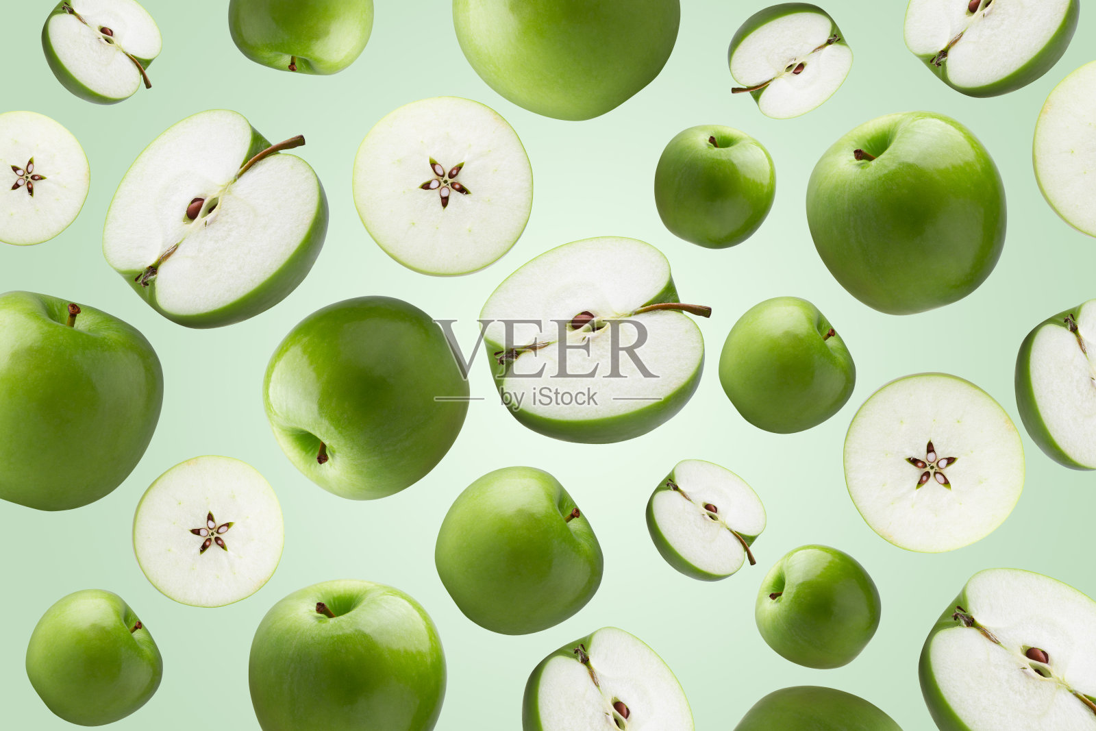 绿色的苹果与绿色的叶子在绿色的壁纸背景。照片摄影图片