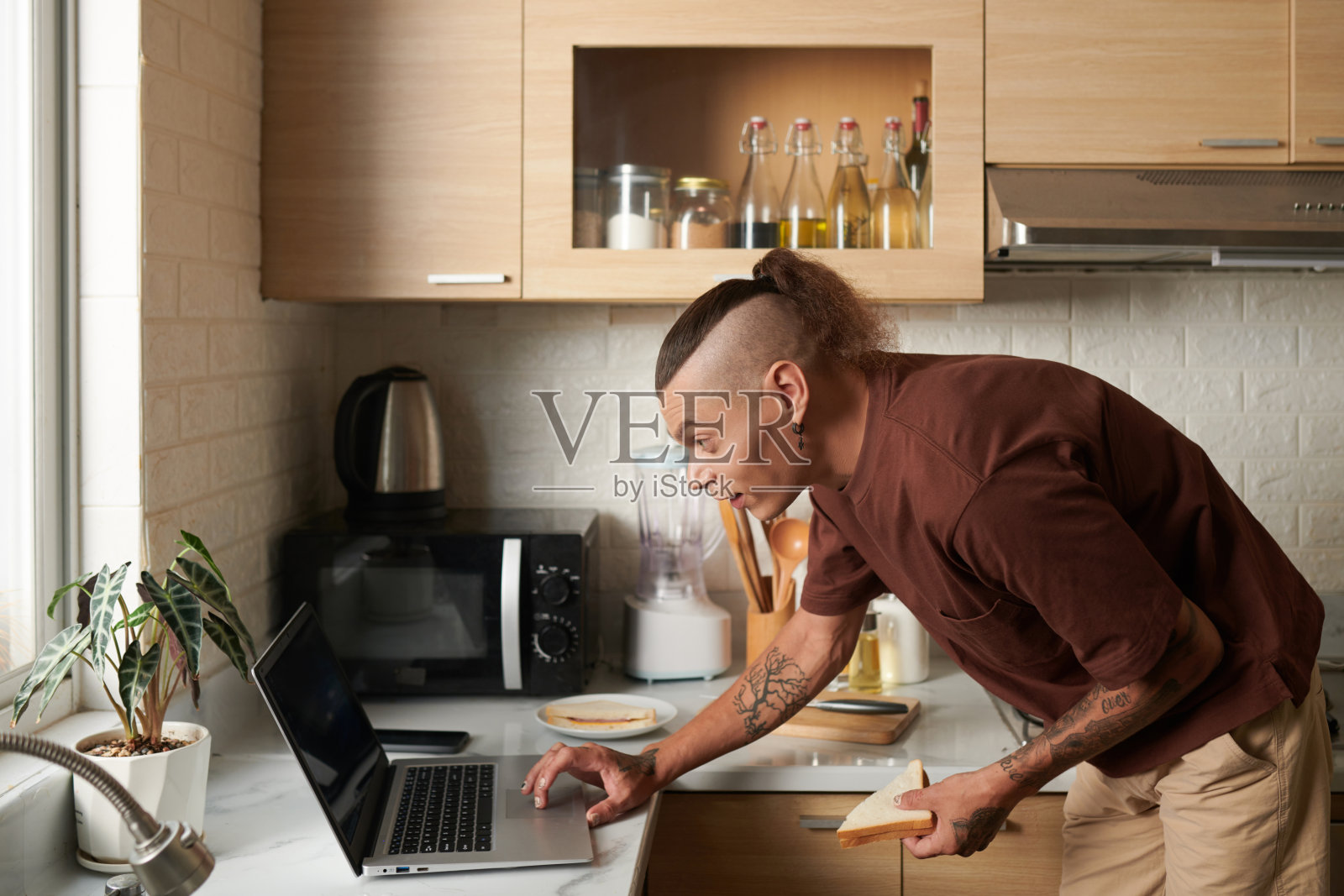 男子在笔记本电脑上检查电子邮件照片摄影图片