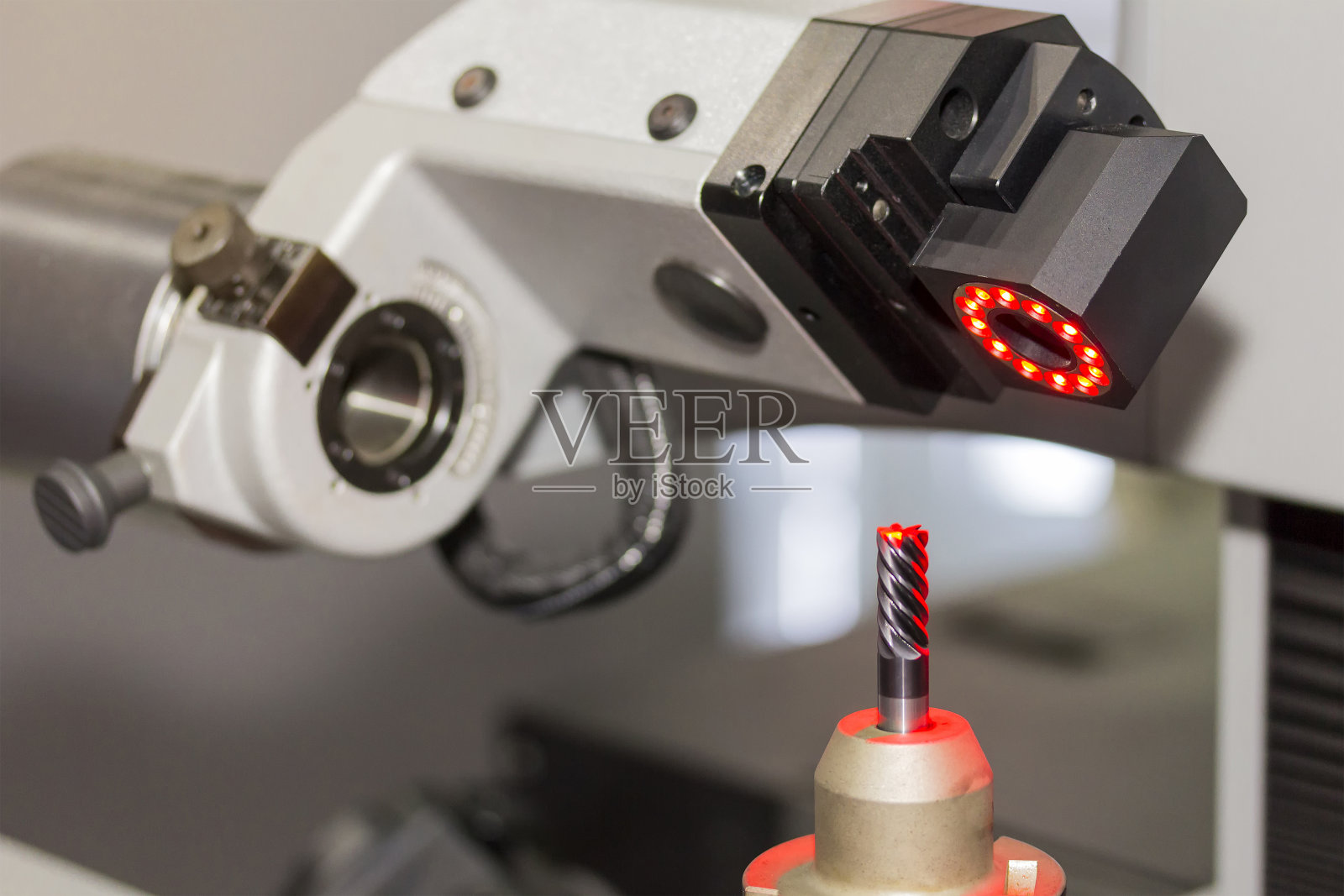 在刀具定位仪和量具上完成刀具检查,为数控加工中心做好准备照片摄影图片