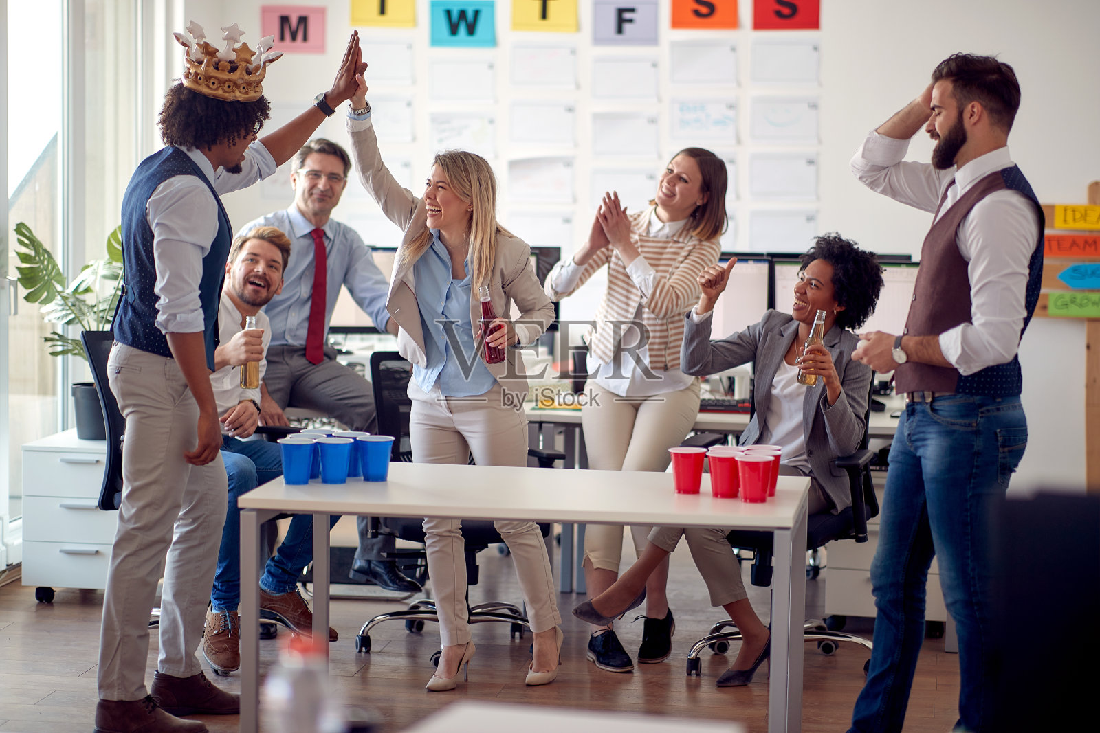 员工们正在办公室里享受休息时间,一边喝酒,一边聊天。员工的工作,办公室照片摄影图片