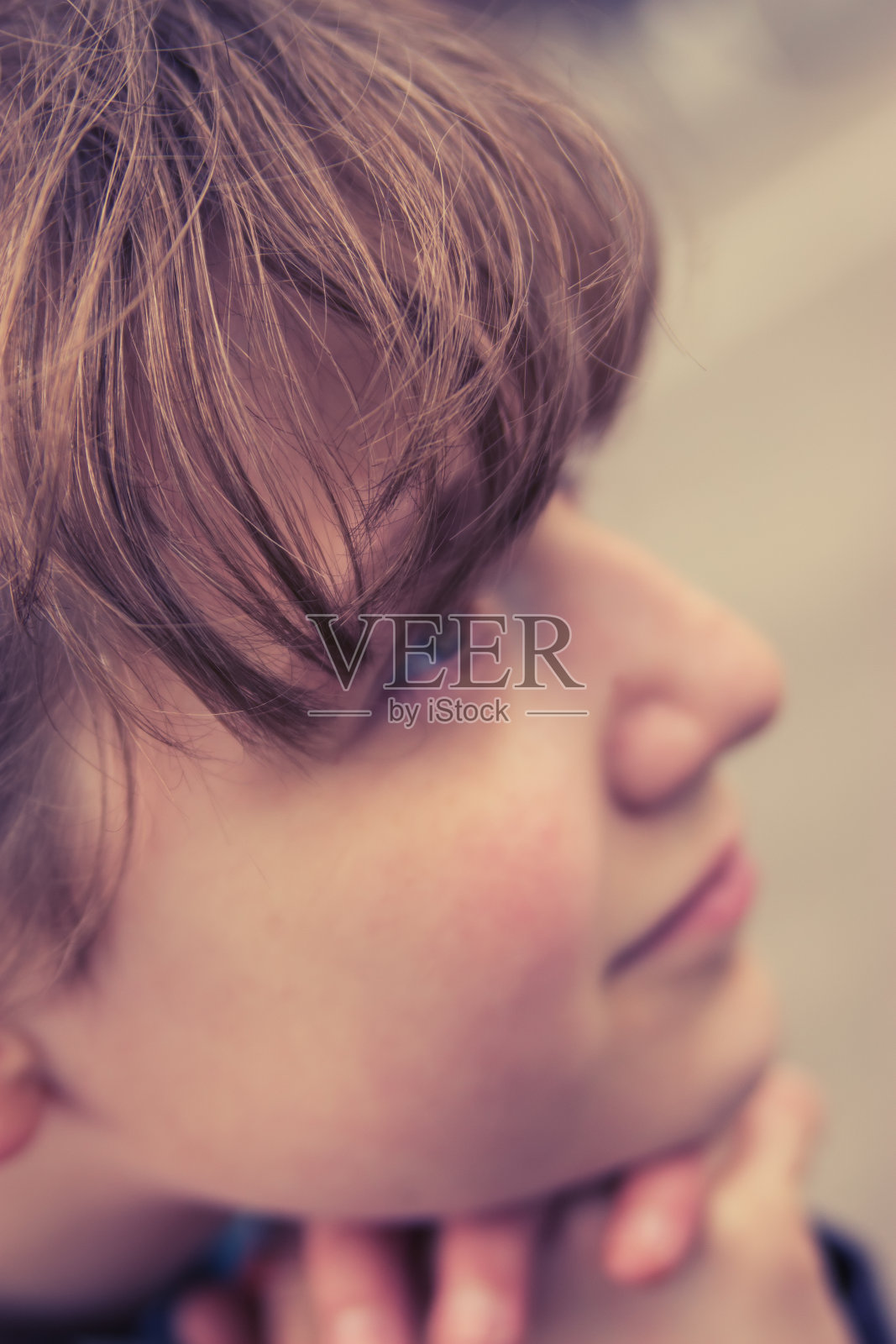 模糊自然金发女孩肖像夏季户外照片摄影图片