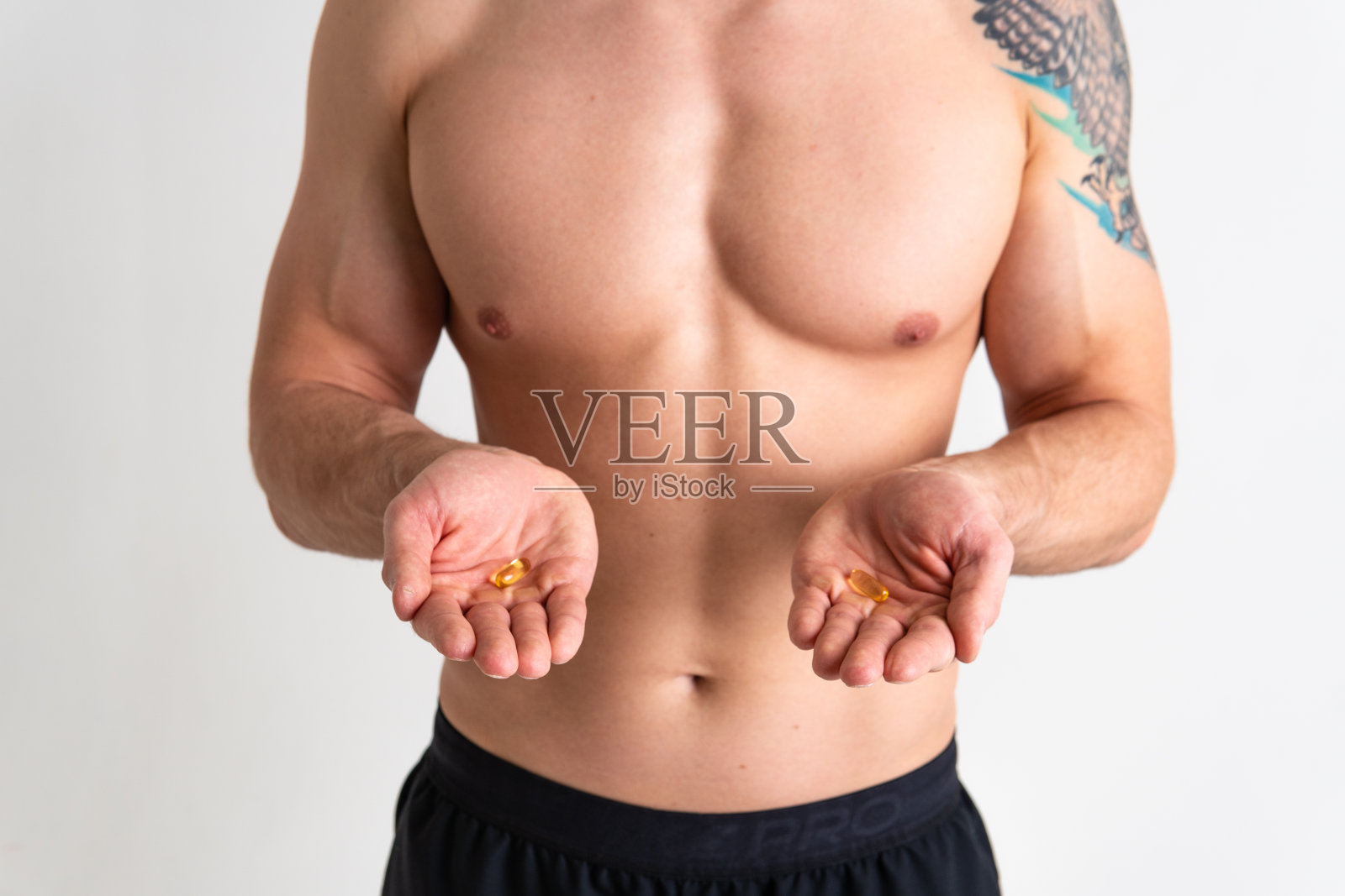 鱼油是男人吃的,手里拿着小瓶和玻璃瓶,保健药是药丸,减肥药是肝欧米茄,减肥药是人笑服,减肥药是女人给的照片摄影图片