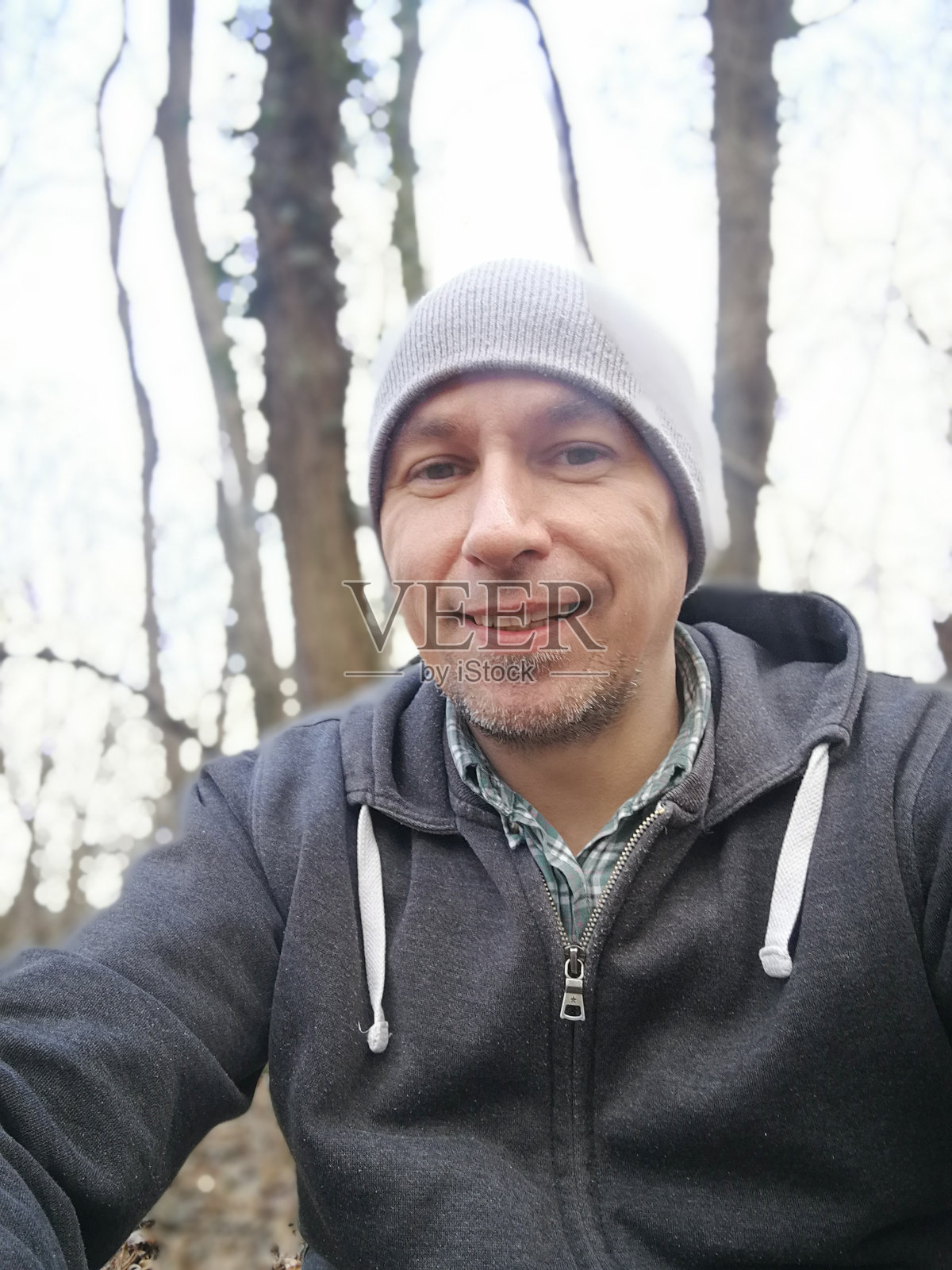 坐在树林里微笑照片摄影图片