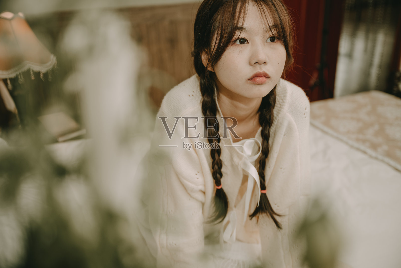 亚洲女孩在床边休息照片摄影图片