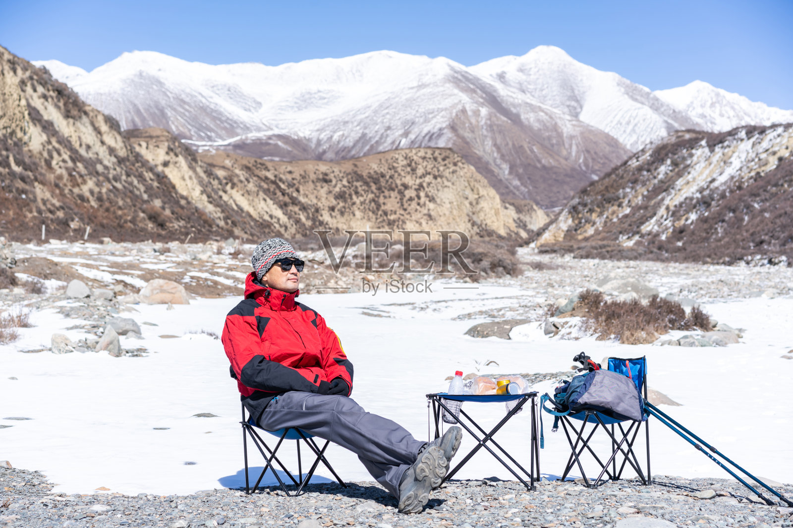 在西藏高原的荒野地区徒步旅行的亚洲中年成年人照片摄影图片