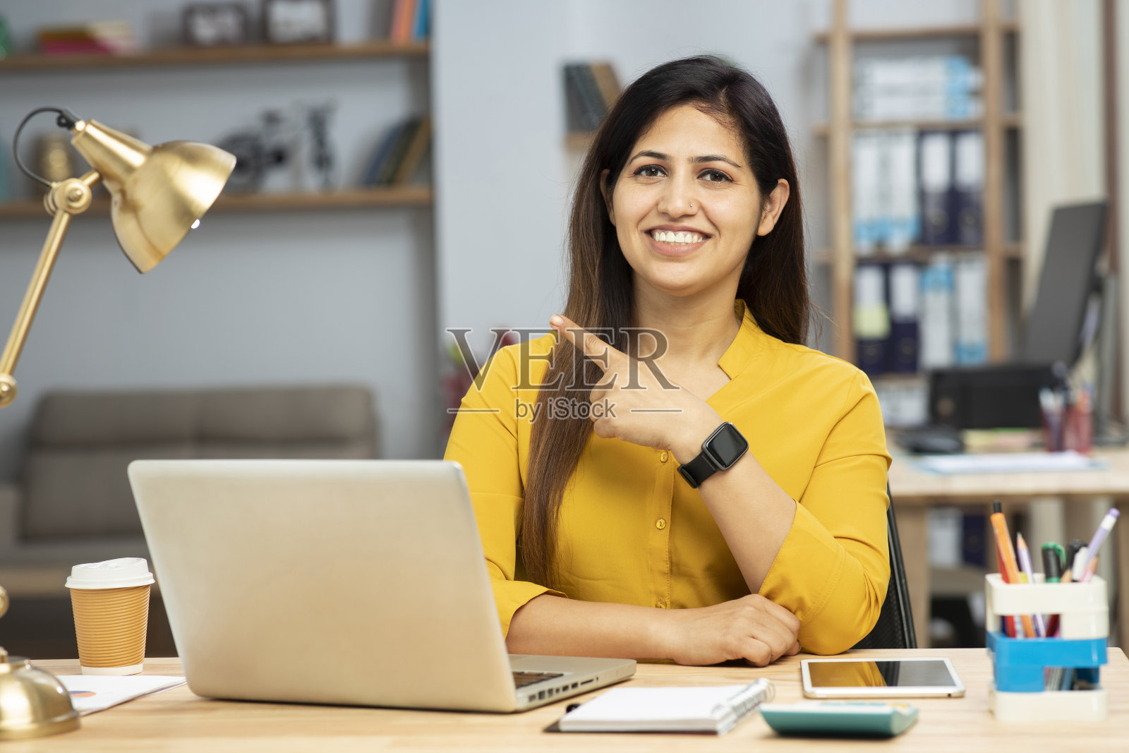 一个女商人在现代办公室工作的肖像,库存照片照片摄影图片
