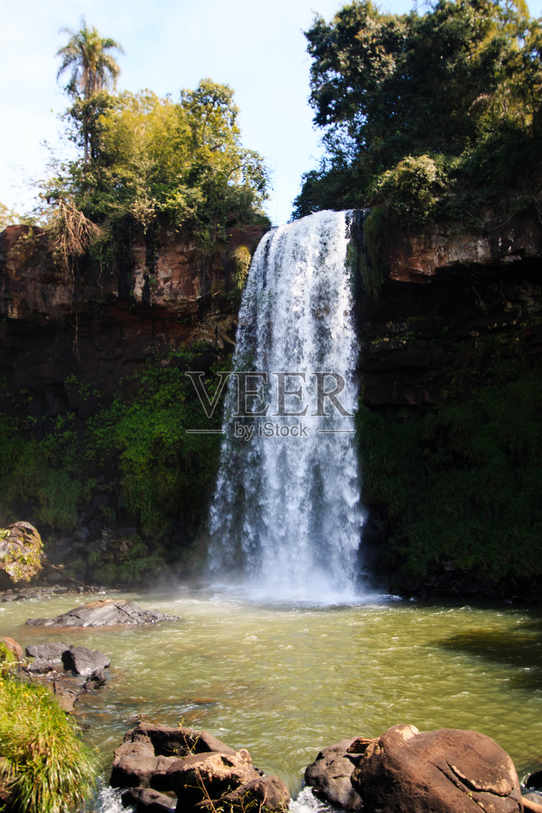 伊瓜苏瀑布在阿根廷和巴西边界上薄雾中降落。新世界七大自然奇观之一。照片摄影图片