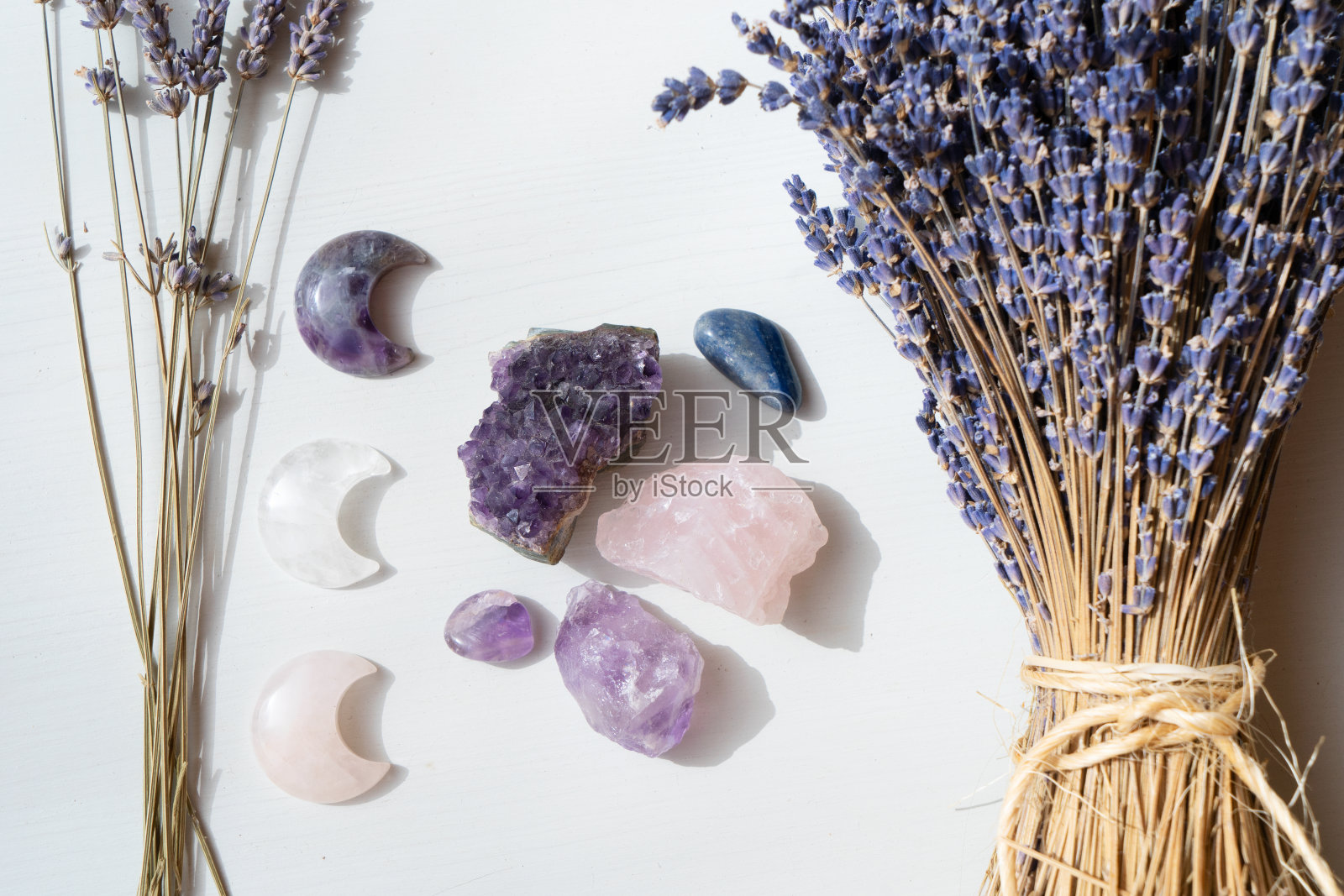 治疗晶体在棕色背景照片摄影图片