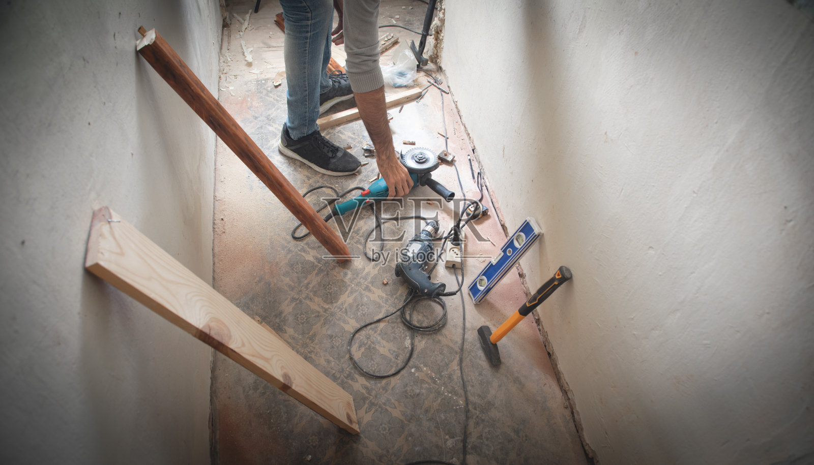 用圆锯切割木板。照片摄影图片