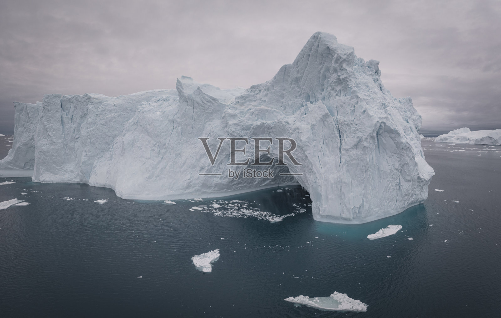 从空中看,漂浮在海面上的冰山尽收眼底照片摄影图片