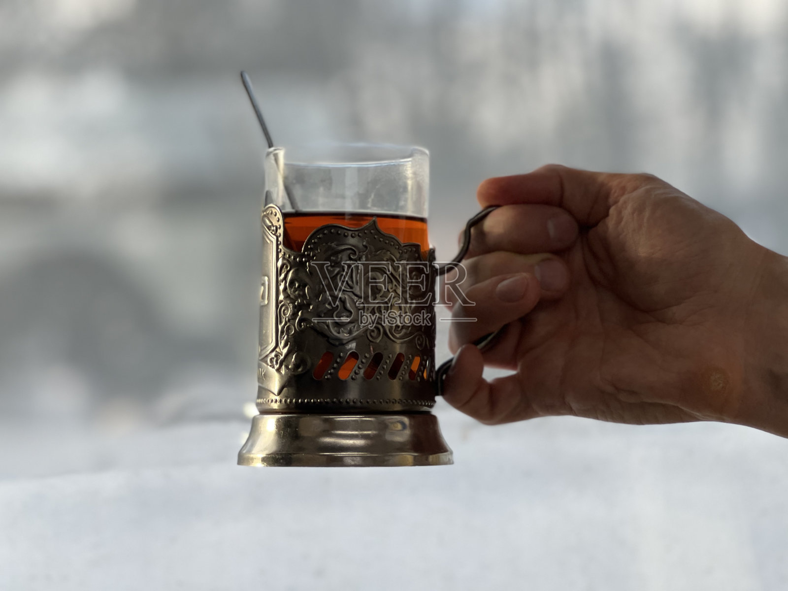 手里拿着一杯茶照片摄影图片