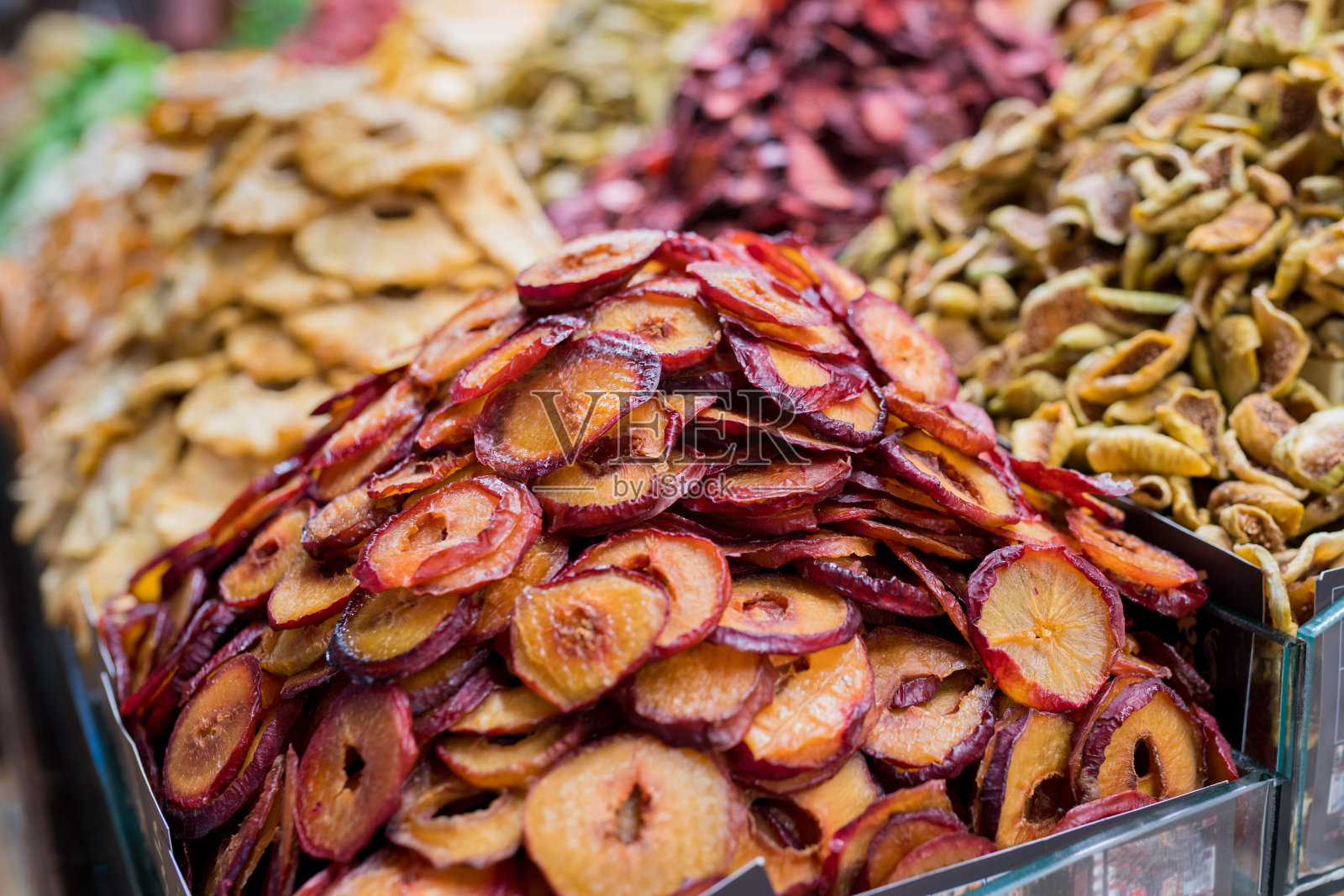 埃及集市上各种干果。在伊斯坦布尔的香料市场,你可以近距离看到各种干果,包括木瓜、番石榴、猕猴桃、菠萝、草莓、苹果、芒果照片摄影图片