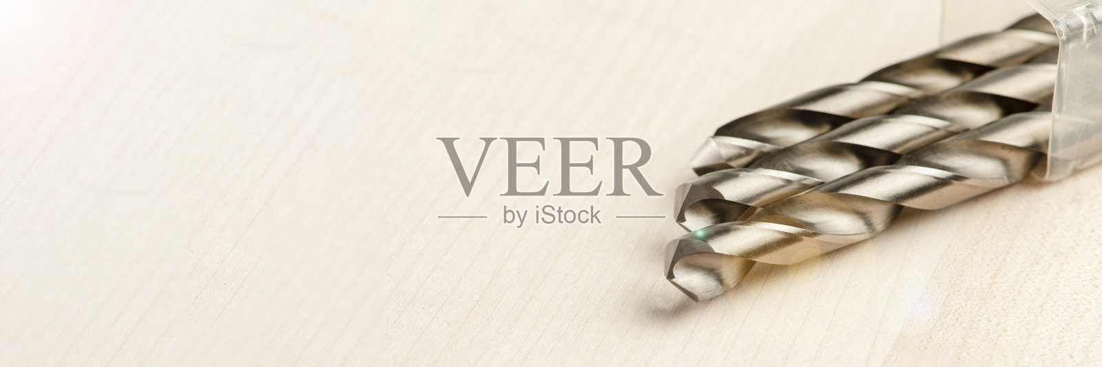 卡尺测量金属上的钻头,测量工业钻床上的钻具厚度。金属加工行业照片摄影图片