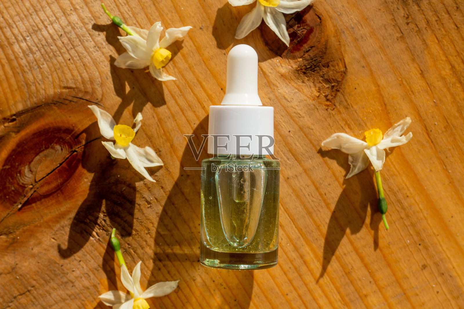 化妆品瓶与滴管在一个自然的木制背景。天然化妆品模拟的想法照片摄影图片