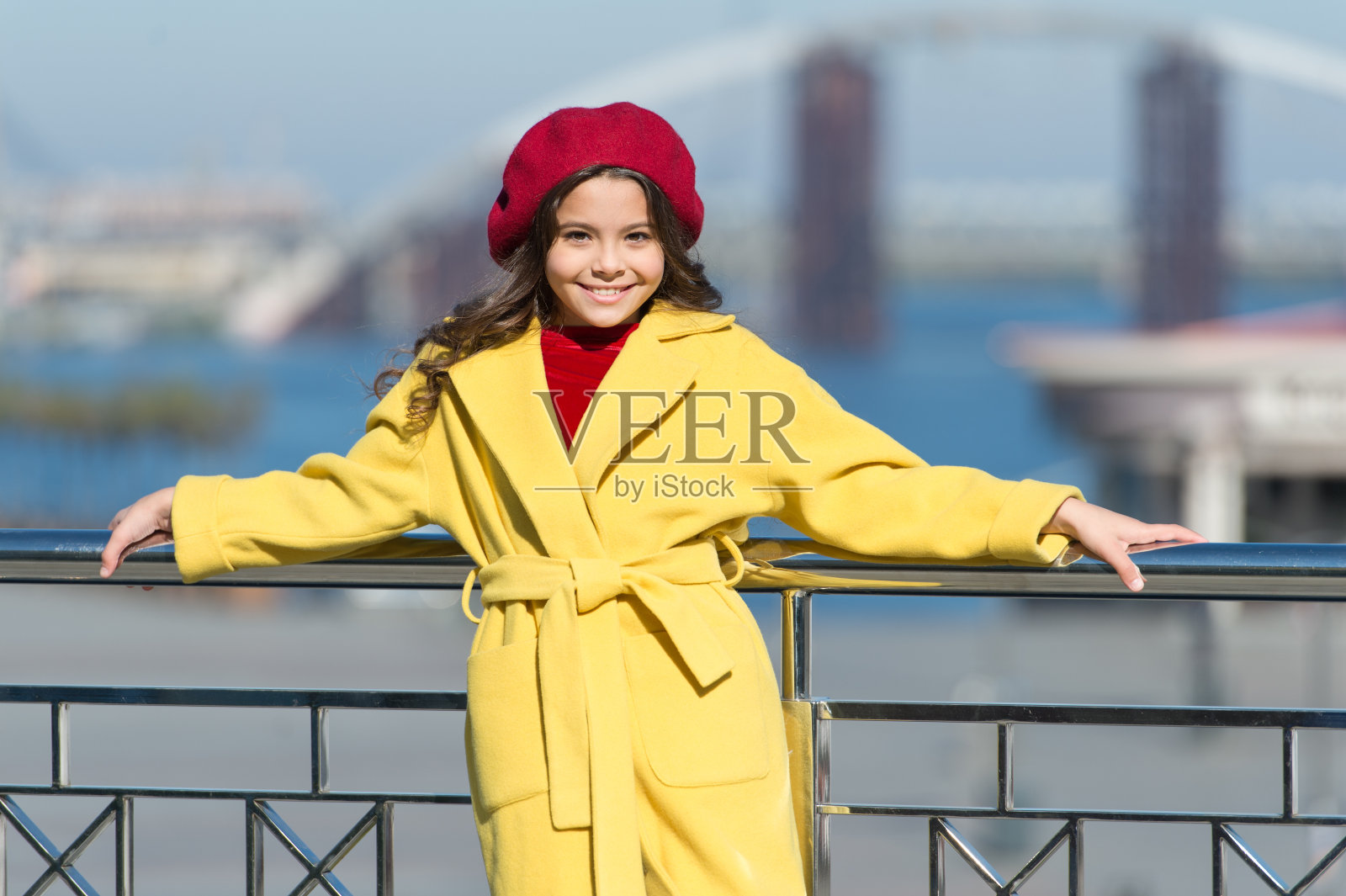 戴着巴黎贝雷帽和外套的时尚儿童。户外小女孩。春季天气。秋季潮流。快乐的小女孩。儿童时尚造型。时尚小美女。时髦的女孩照片摄影图片