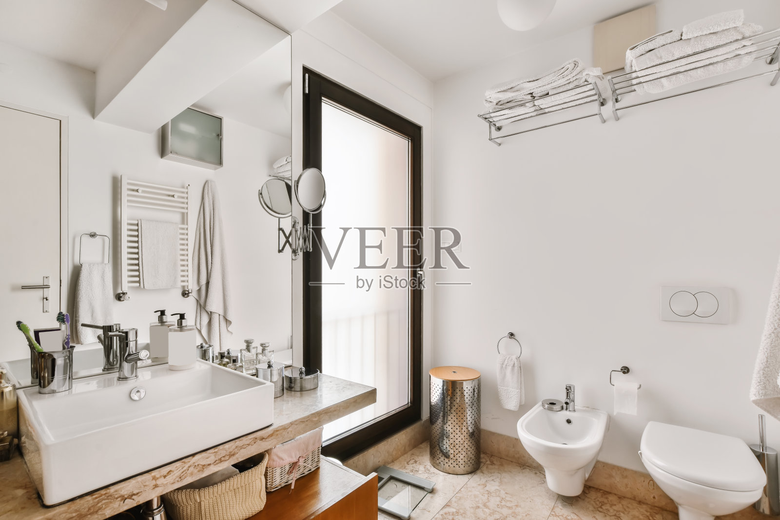 可爱的浴室,有一个方形水池照片摄影图片