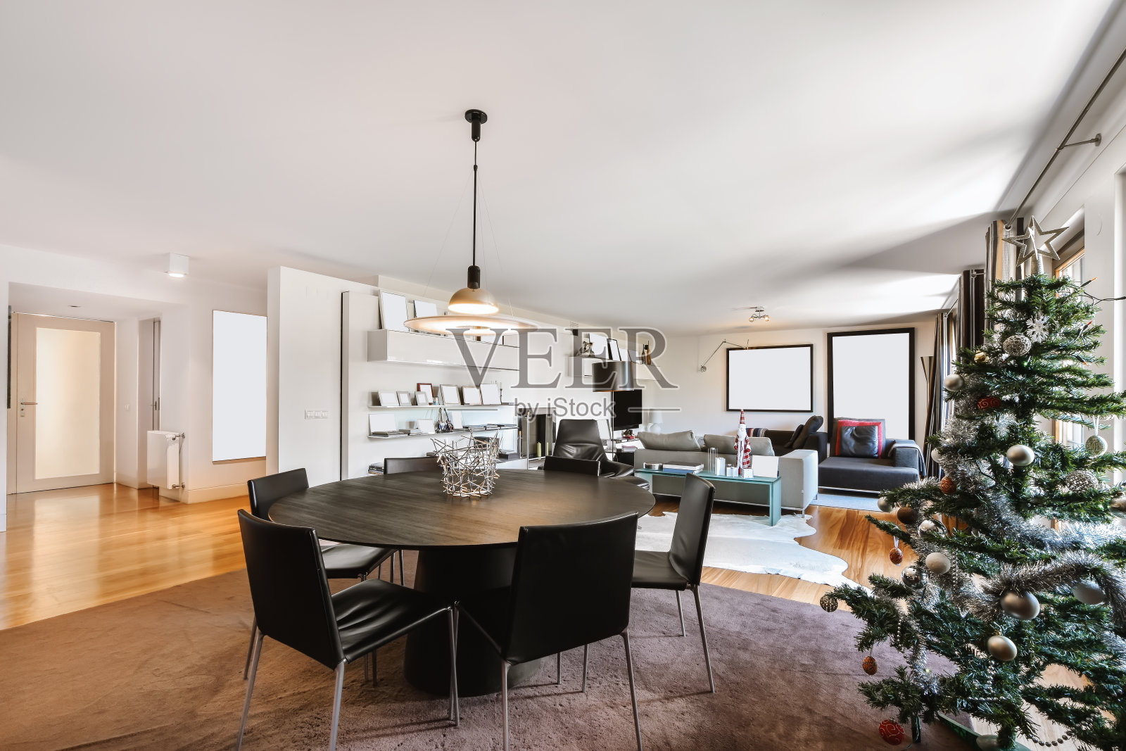 可爱的大房间,有黑色的地毯和一张黑色的圆桌照片摄影图片