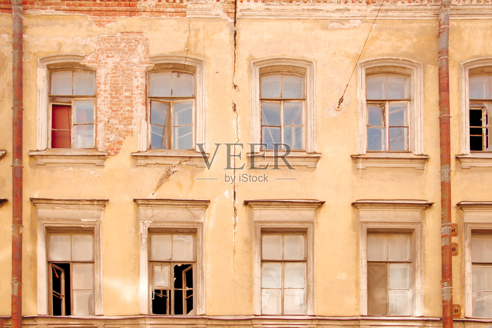 破窗的老房子照片摄影图片