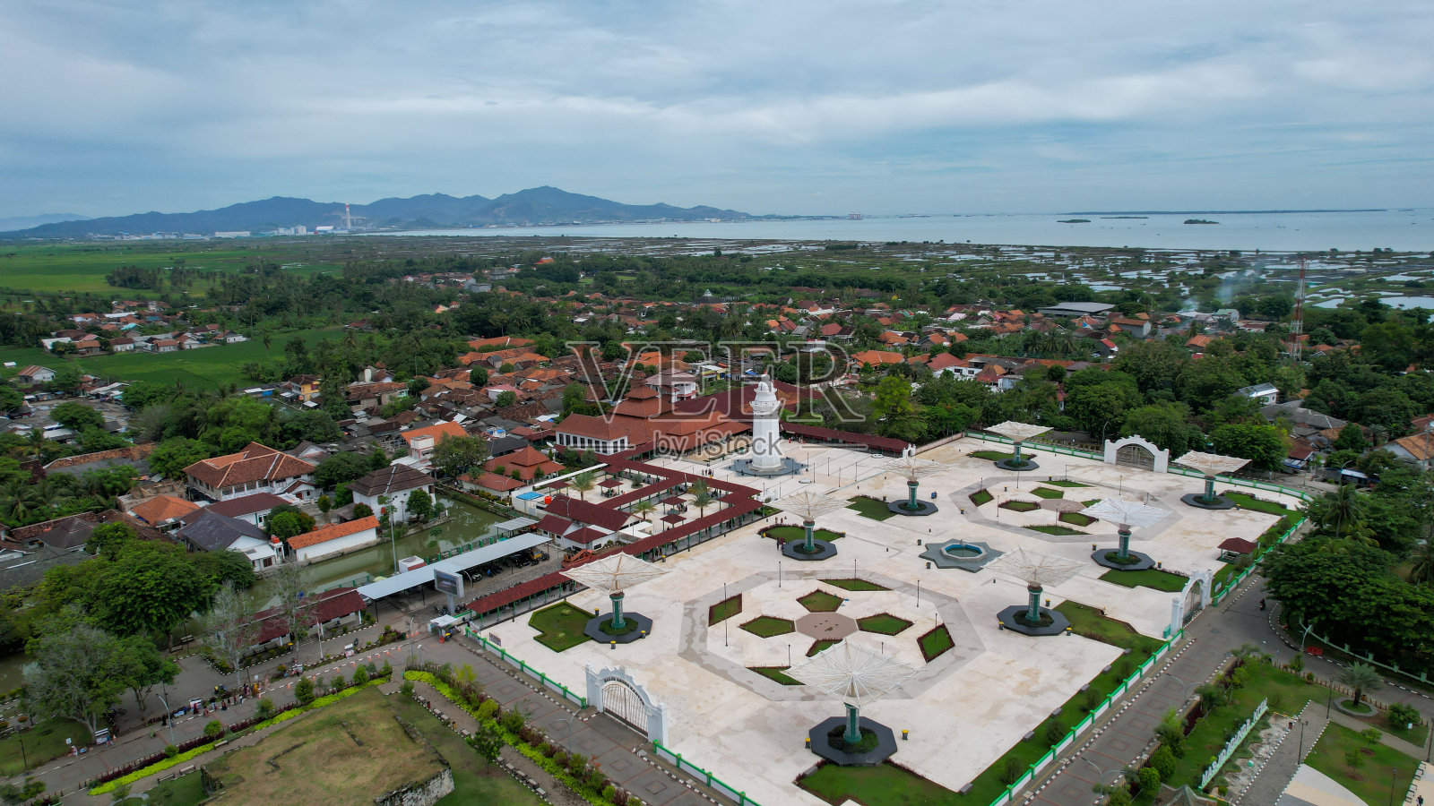 万丹大清真寺鸟瞰图。清真寺森林的俯视图。水手长,印度尼西亚照片摄影图片