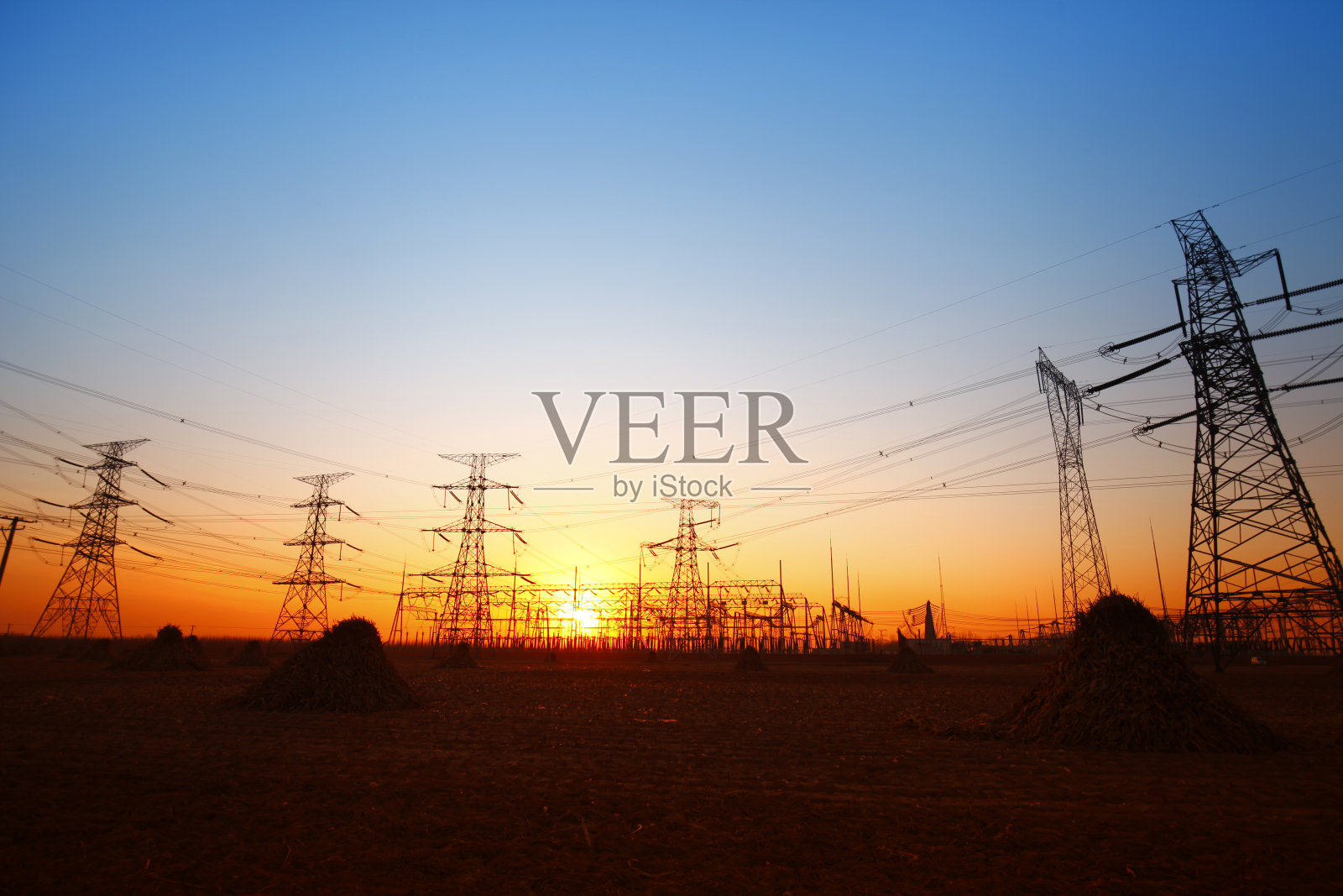 日落时分用电线连接电能照片摄影图片