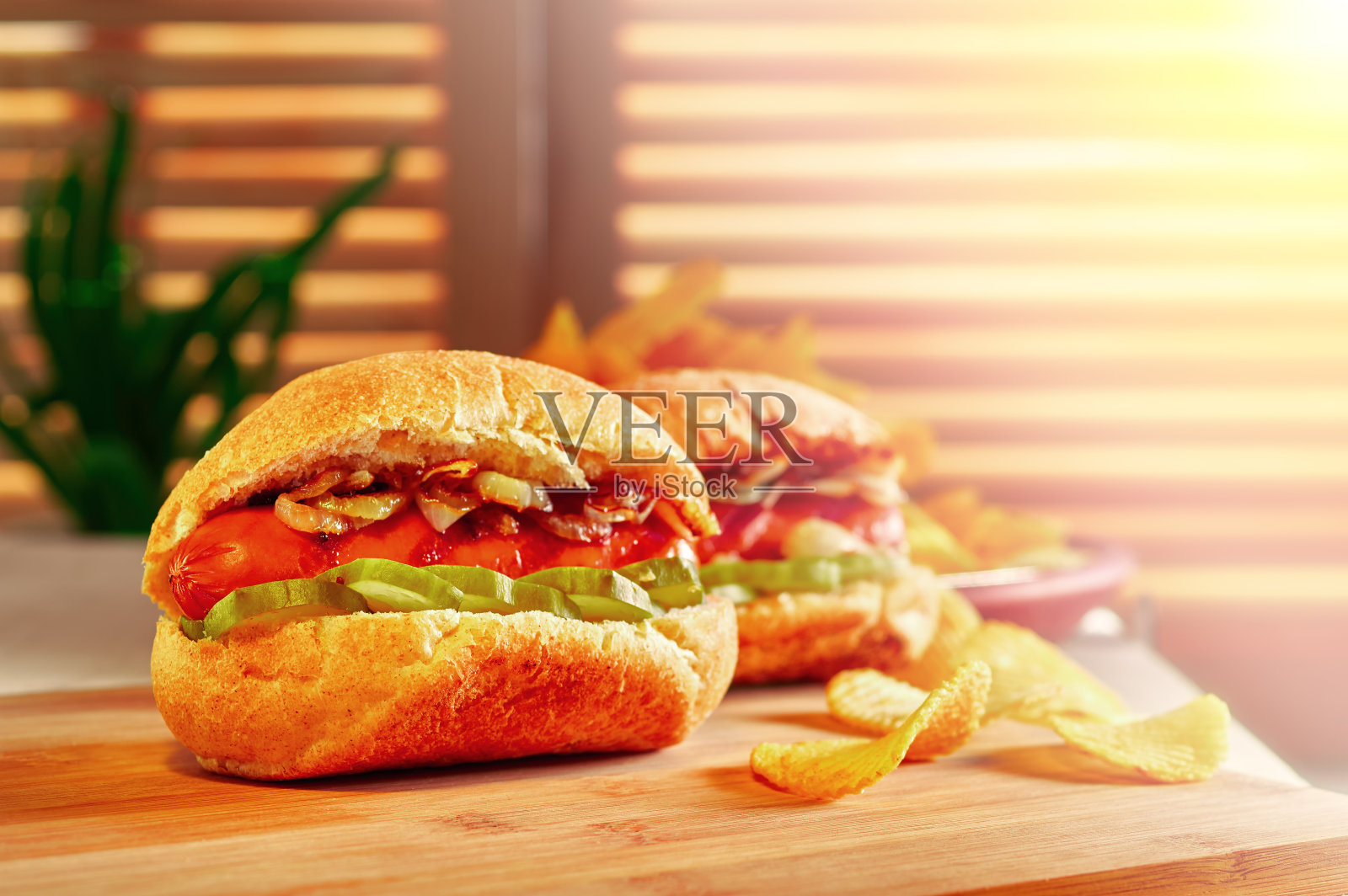 阳光咖啡馆里的木板热狗照片摄影图片