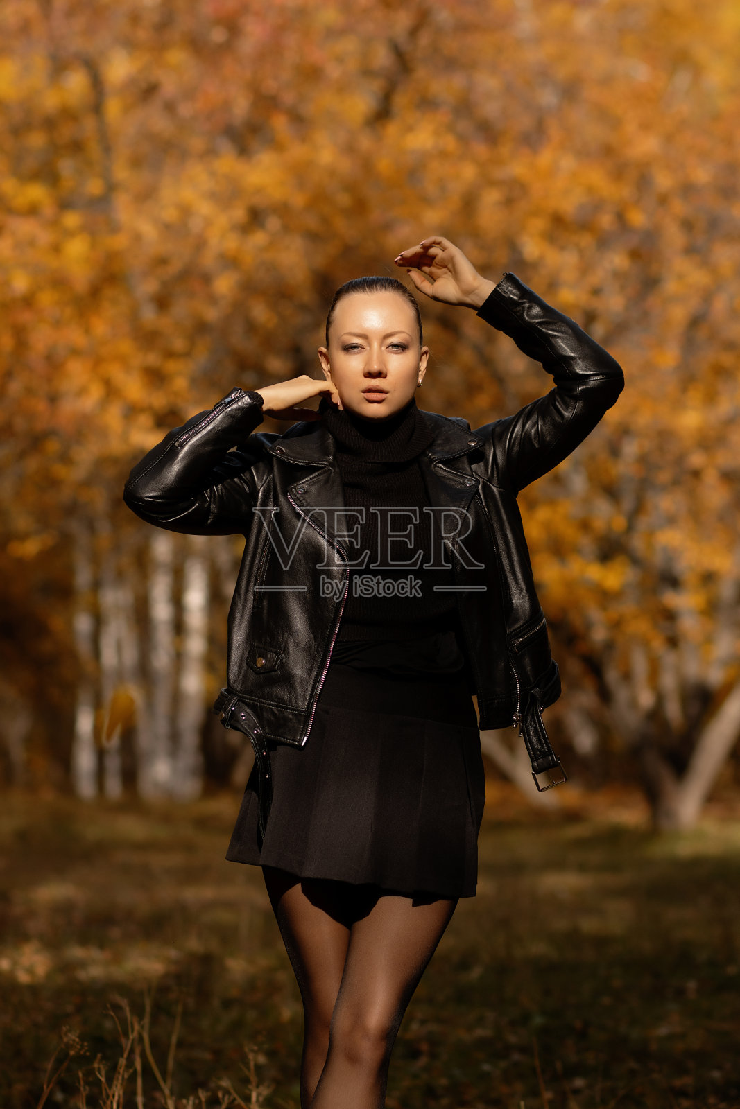 年轻女子在一个浪漫的秋景照片摄影图片