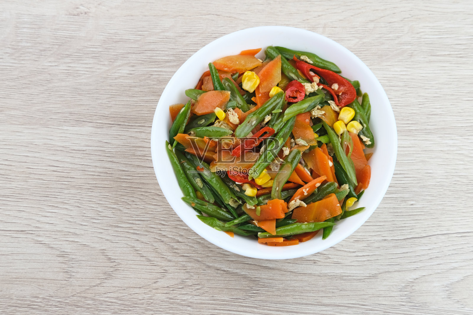 Orak arik sayur或用胡萝卜、豆子、玉米和鸡蛋炒蔬菜。照片摄影图片