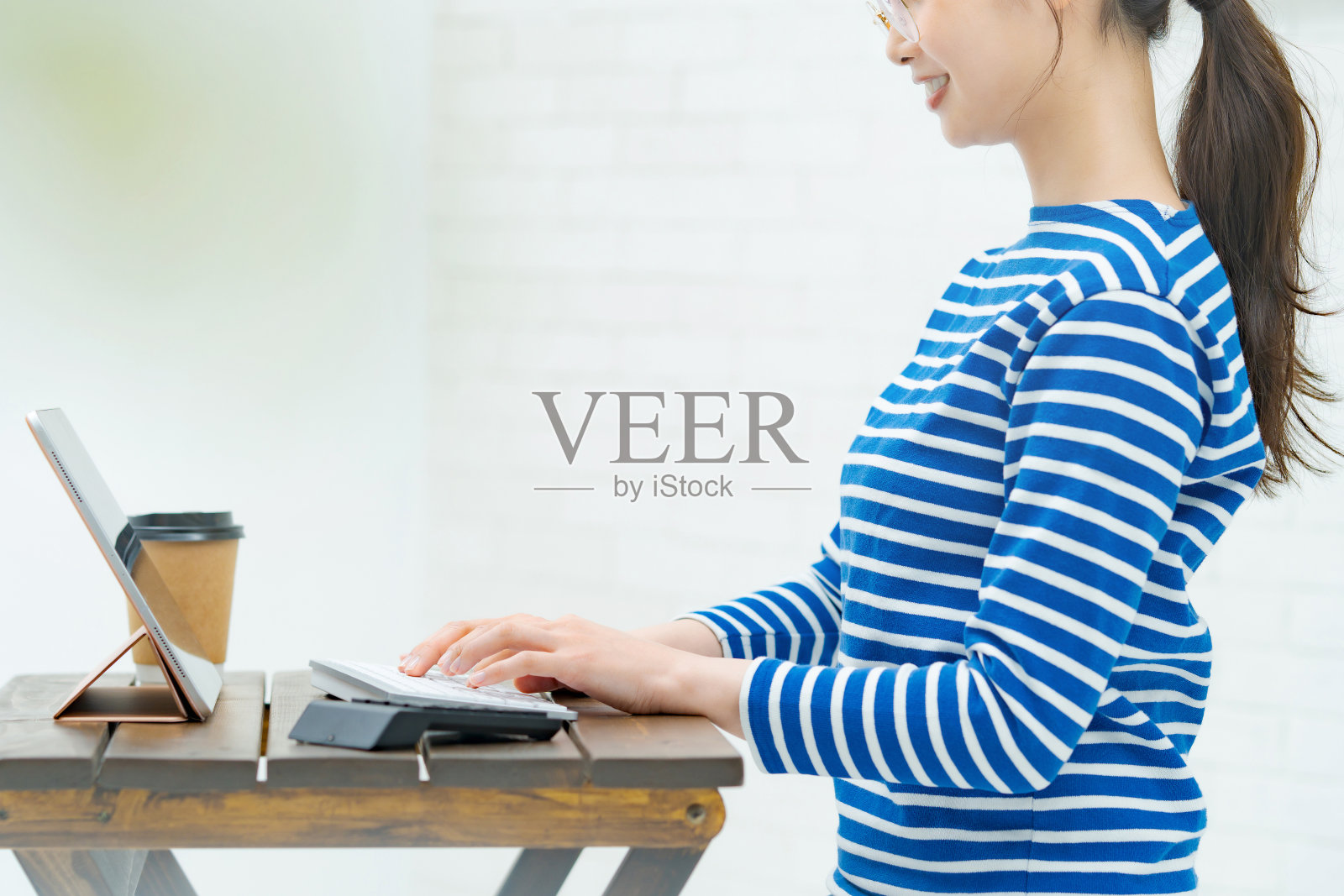 一名年轻女子正在操作一台平板电脑照片摄影图片