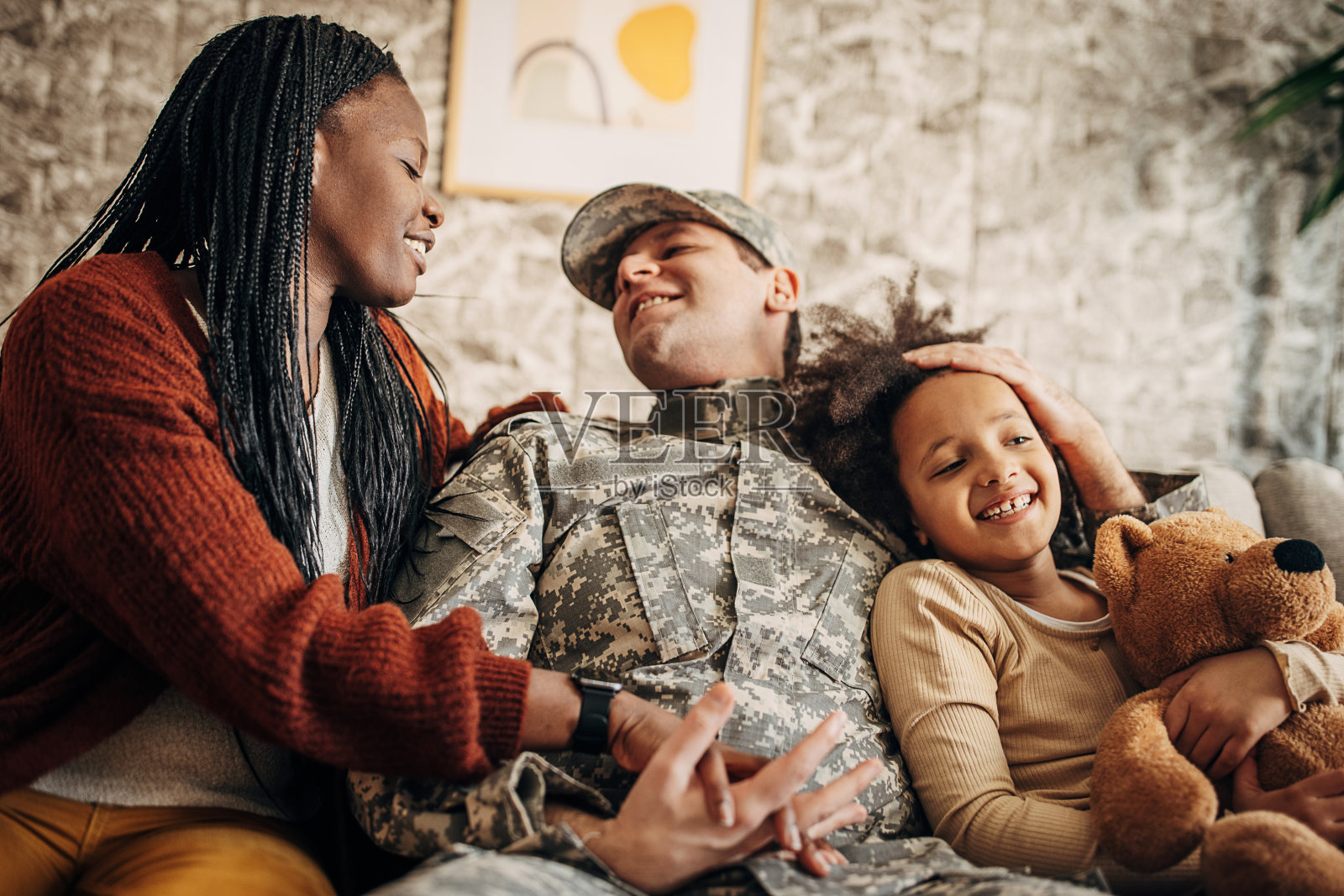 一名军人战后回到家中与家人团聚照片摄影图片