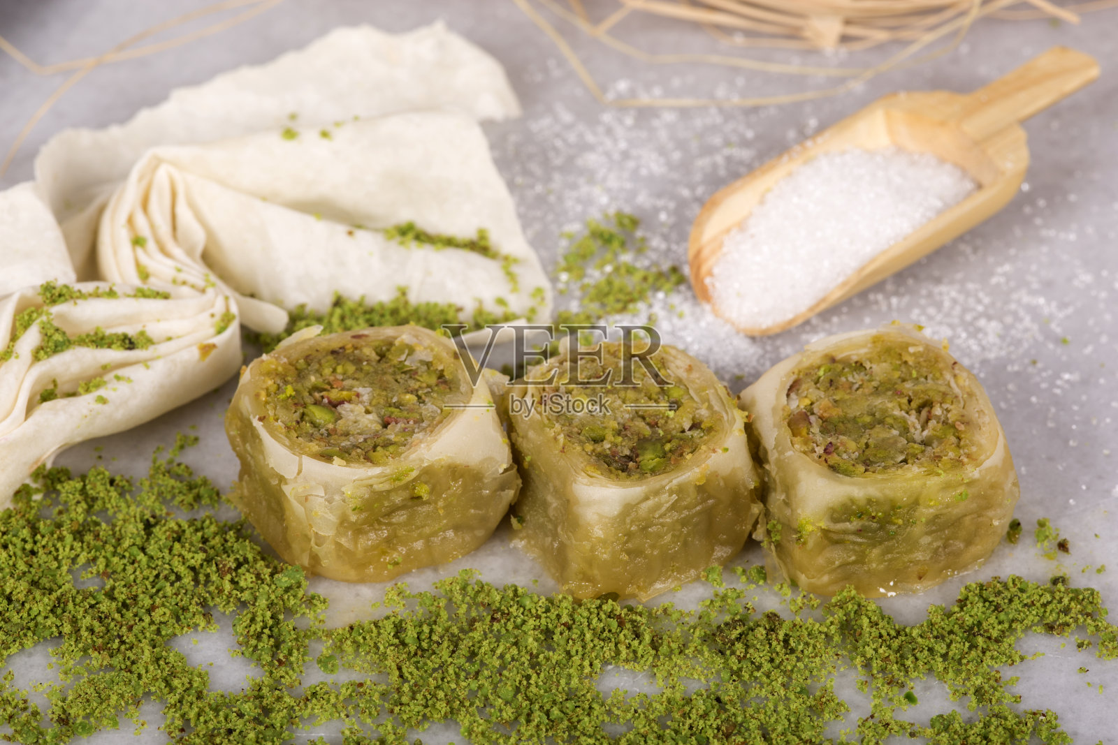 开心果果仁在白色木制背景。大理石地板上的巴克拉瓦。近距离照片摄影图片