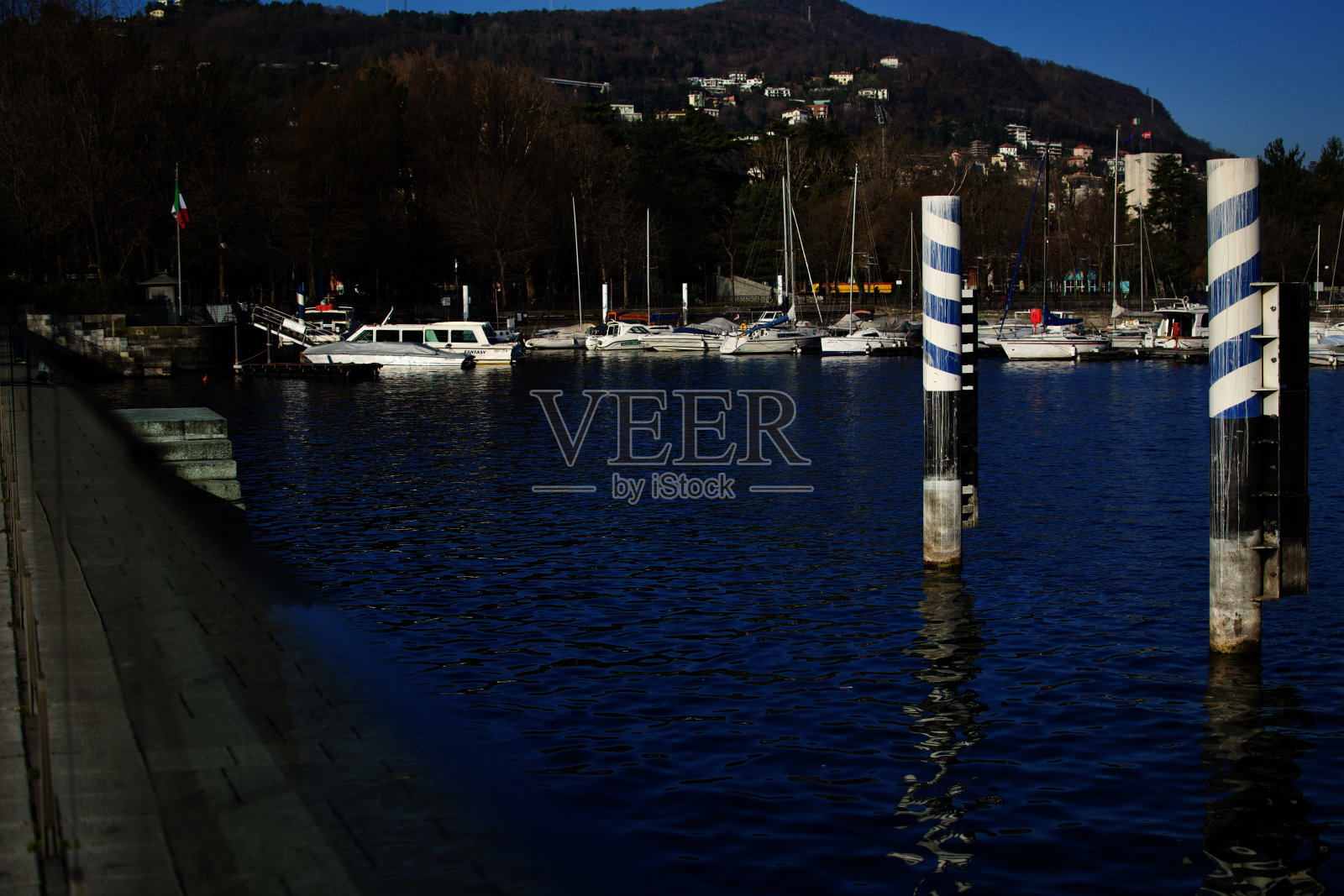 日落时,阳光反射在令人放松的湖水上照片摄影图片