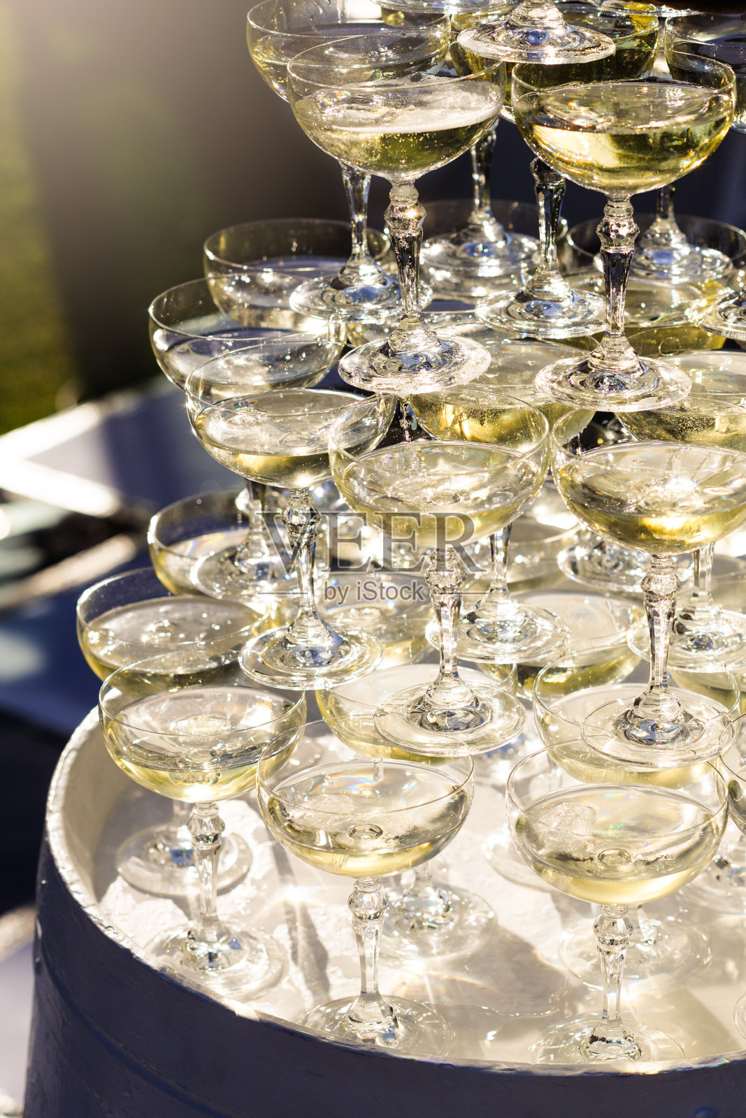 香槟金字塔的一部分在阳光下闪闪发光照片摄影图片