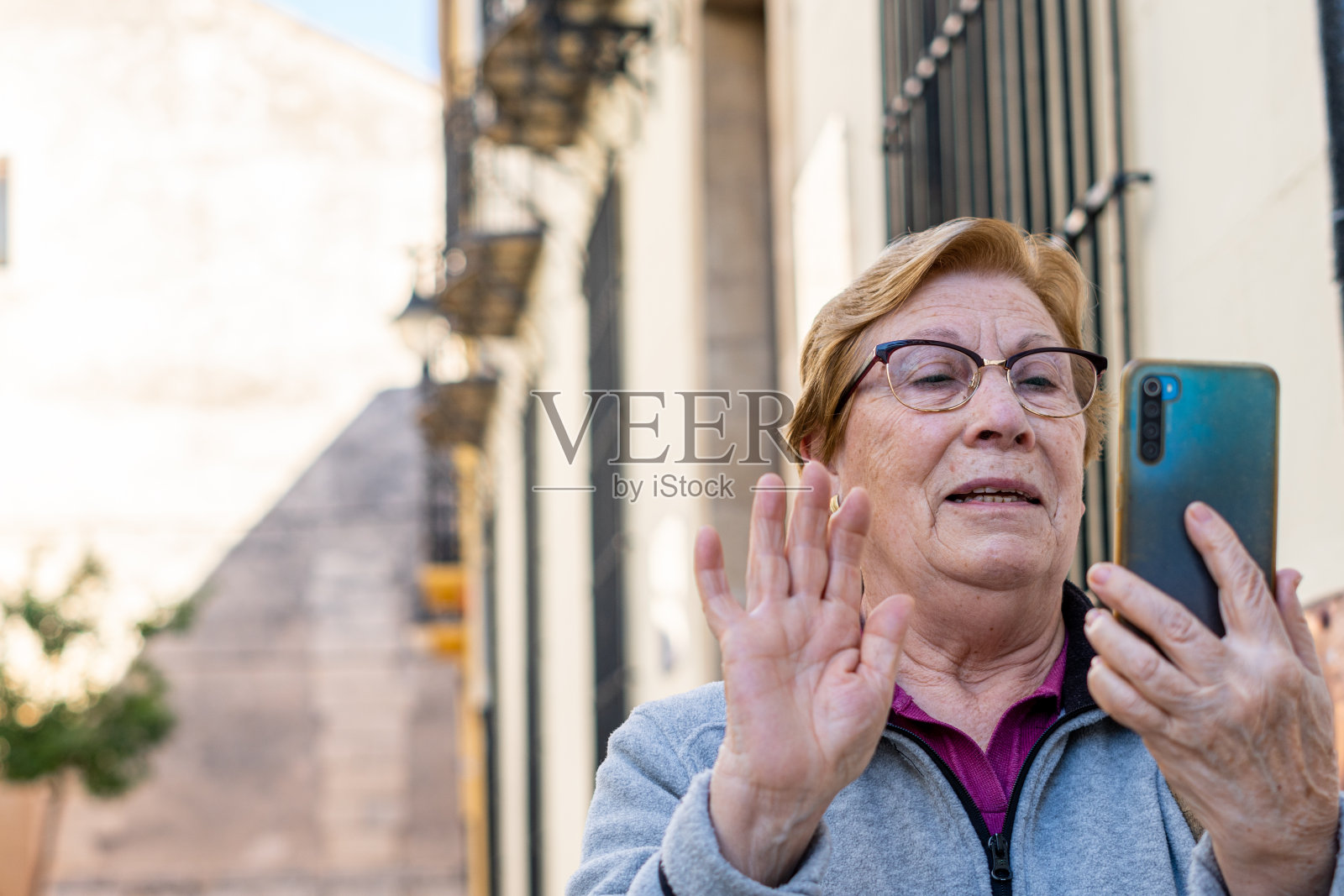 一名老年妇女用手机自拍的照片照片摄影图片