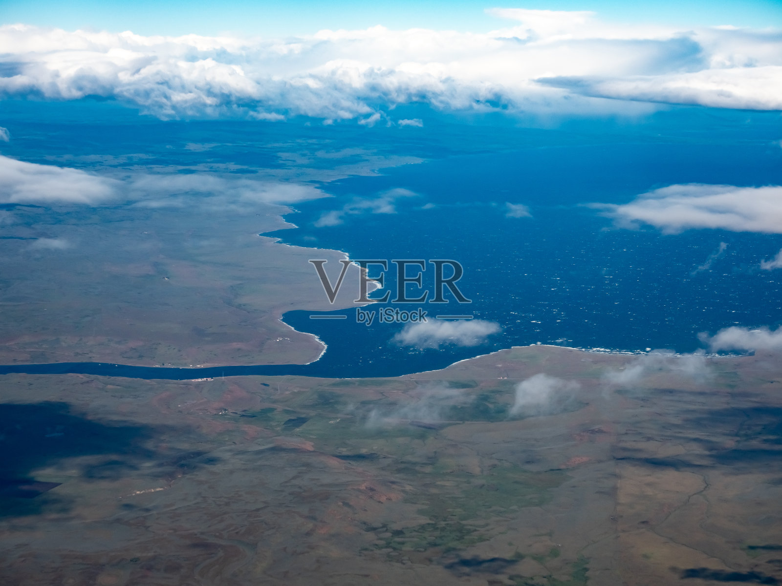 从空中俯瞰智利南部巴塔哥尼亚的麦哲伦海峡照片摄影图片