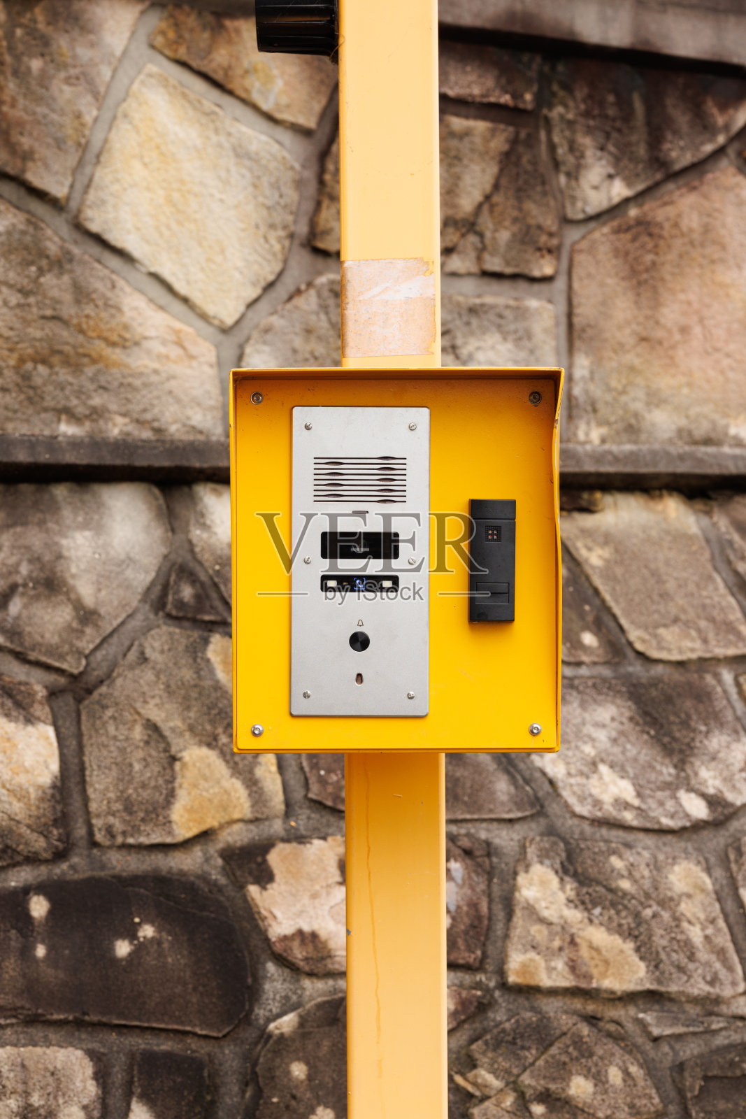 黄色的安全摄像头和对讲机安装在金属柱子上照片摄影图片