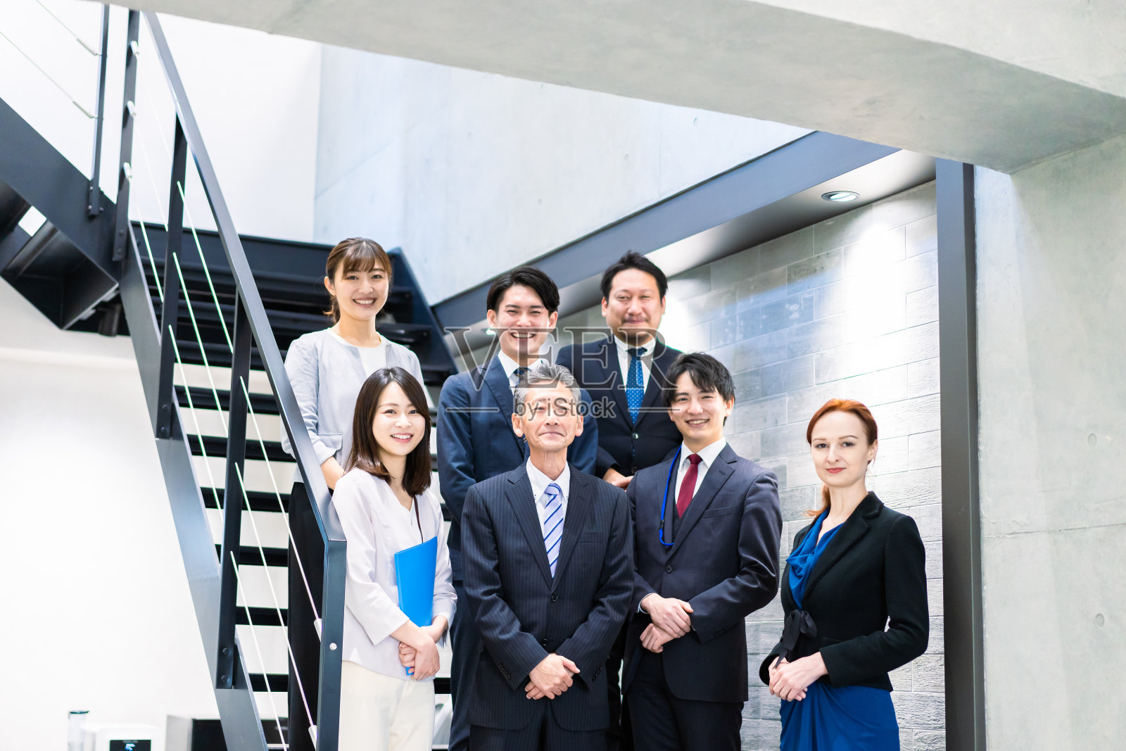 商务人士在办公室楼梯上聊天照片摄影图片